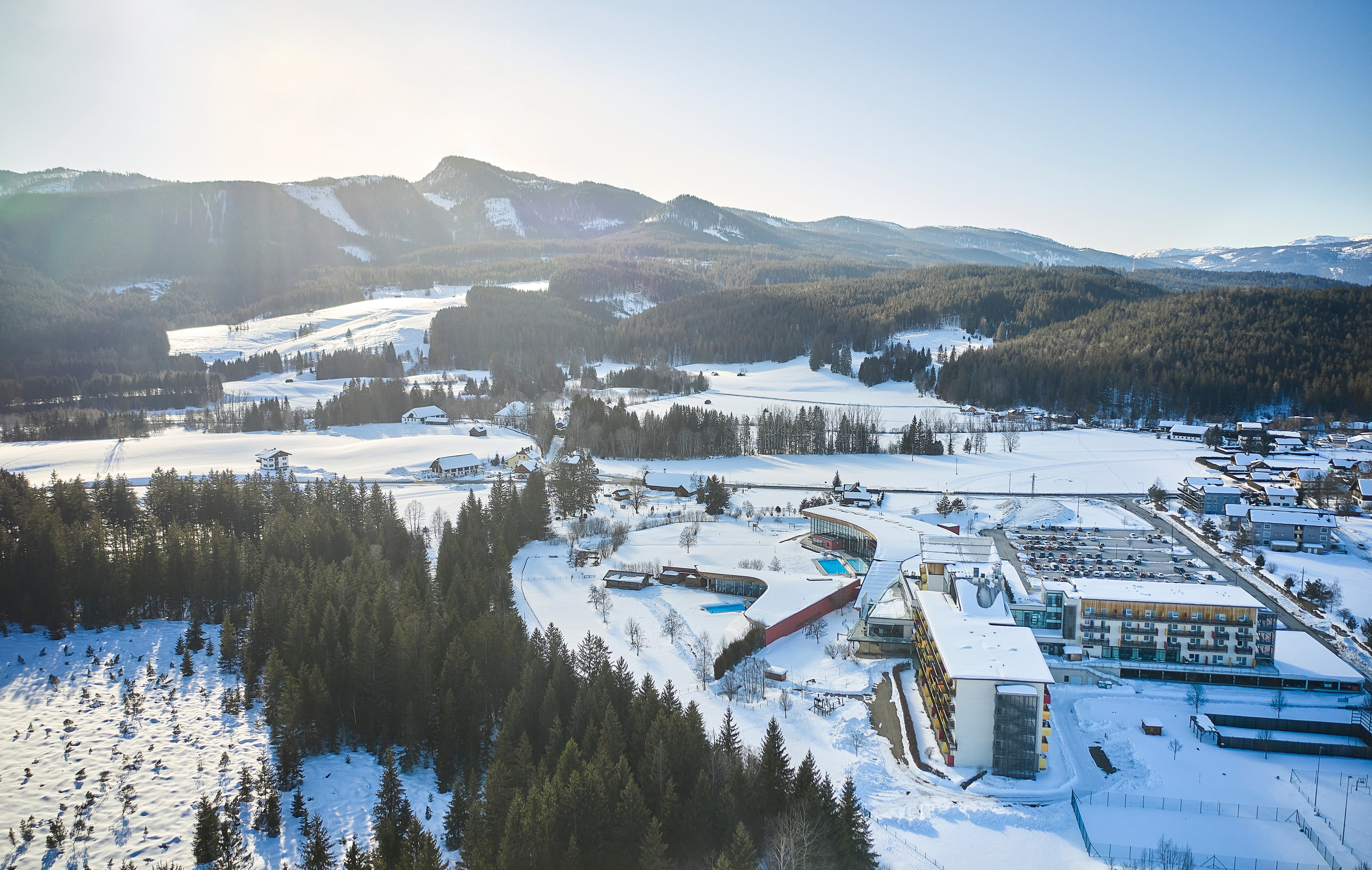 Luftaufnahme eines verschneiten Urlaubsortes bei Aldiana, Premium Cluburlaub in schöner Natur.