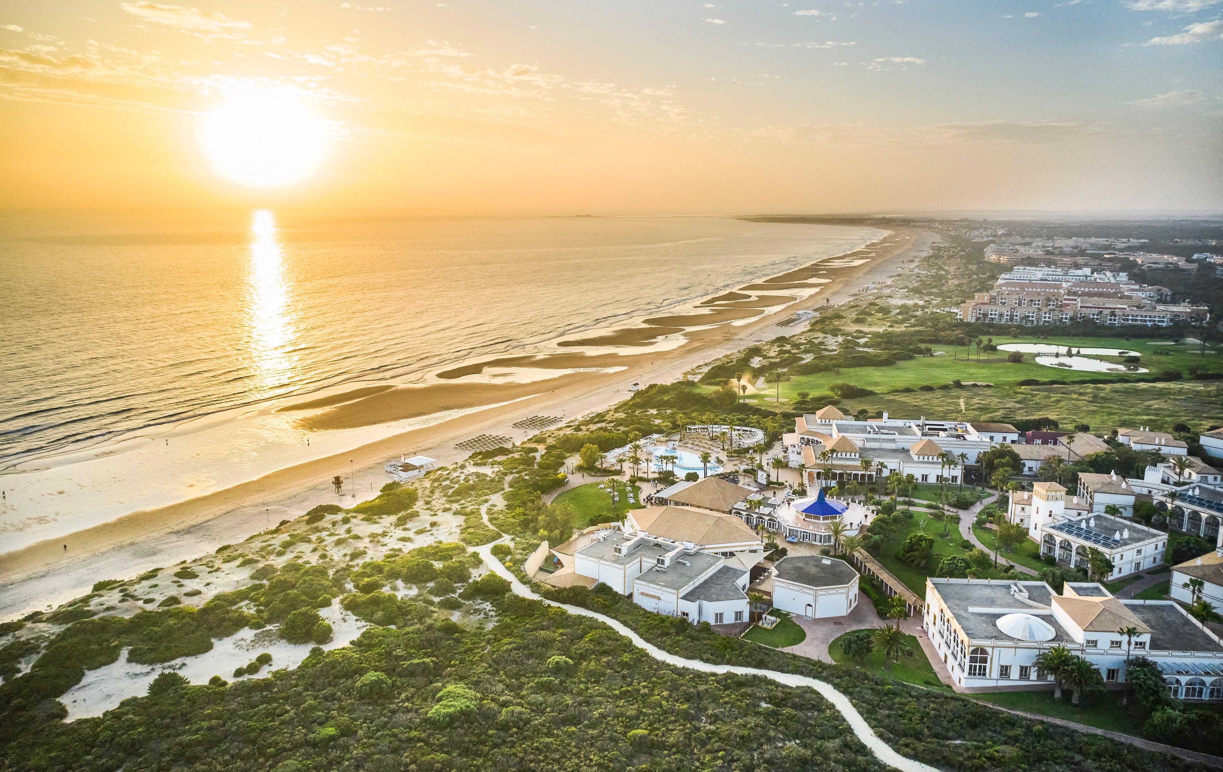Hochwertiger Aldiana Club am Strand mit Luxushäusern und Meerblick bei Sonnenuntergang