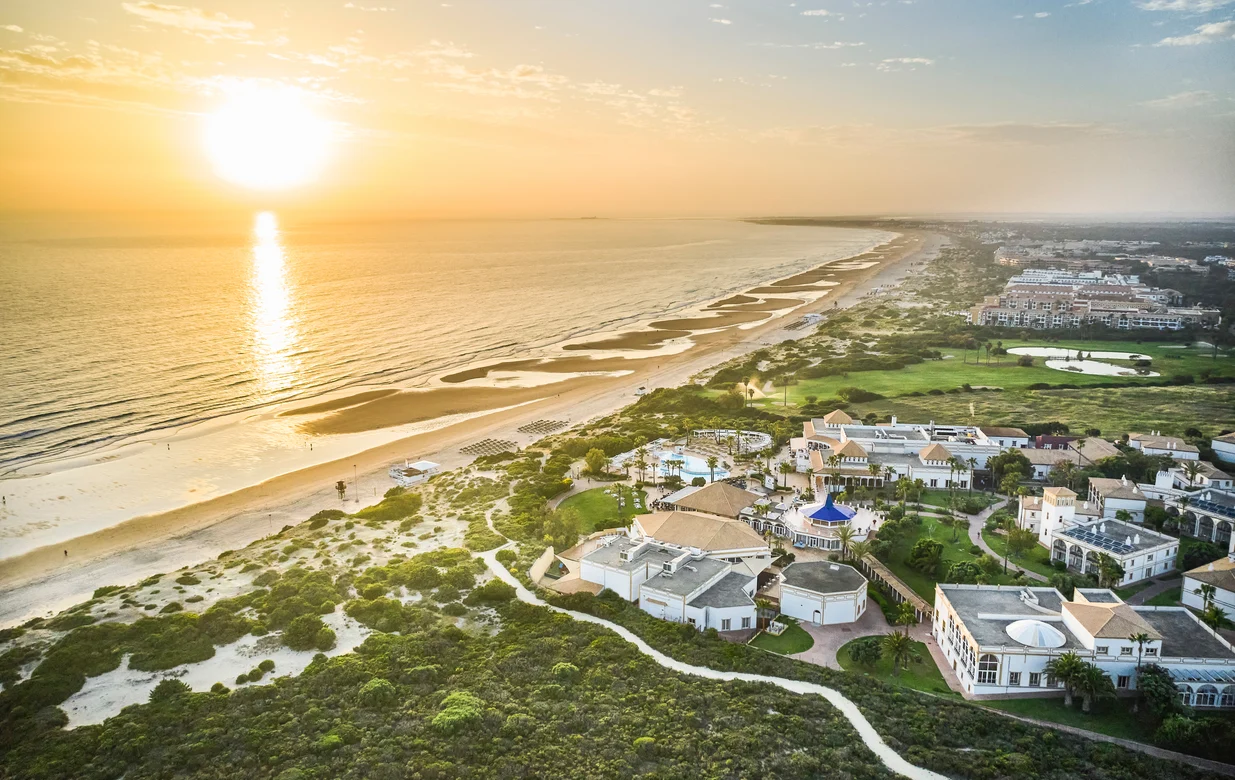 Drohnenaufnahme vom Club bei Sonnenuntergang