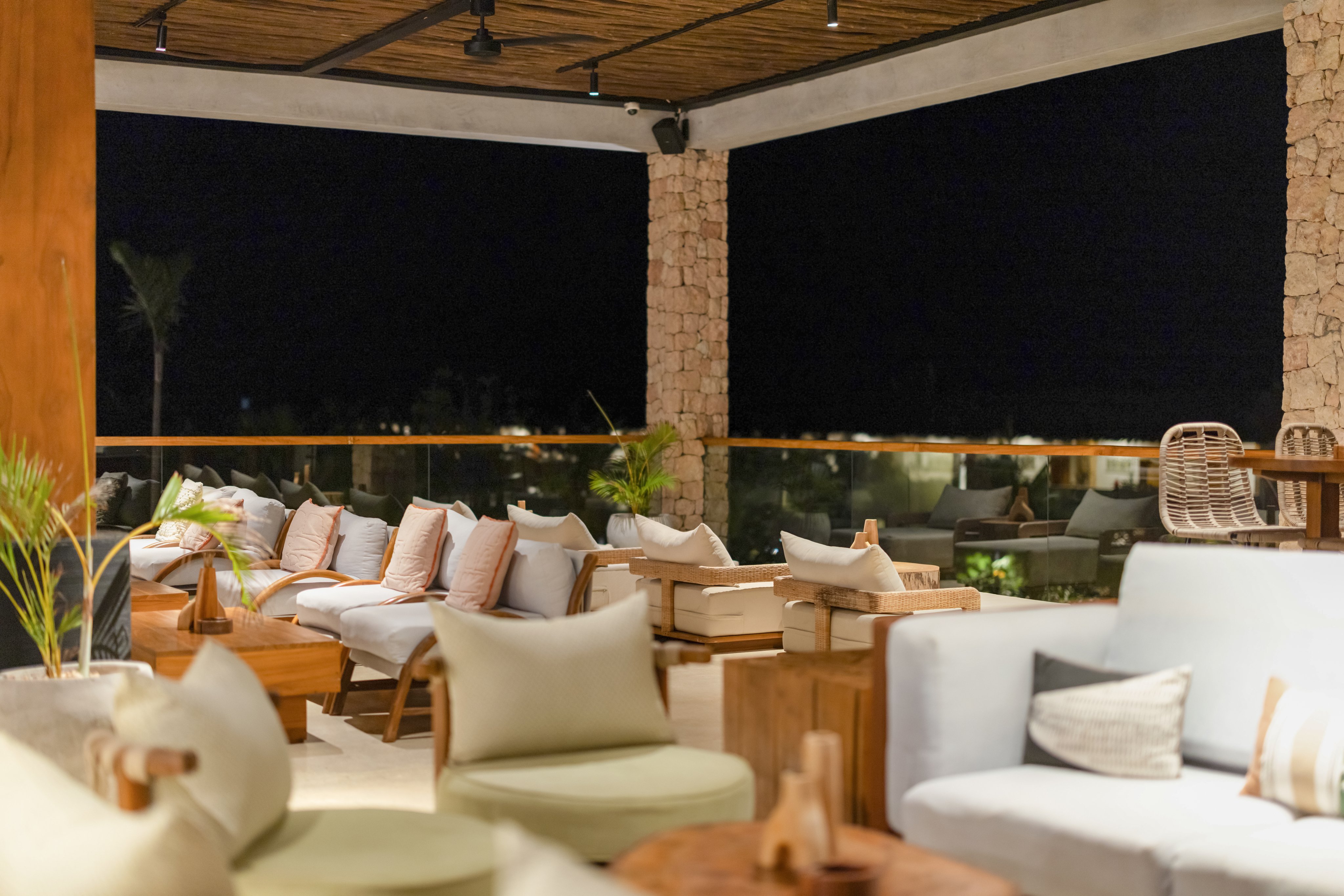 Elegante Lounge mit bequemen Sitzgelegenheiten und Blick auf Nacht Himmel bei Aldiana