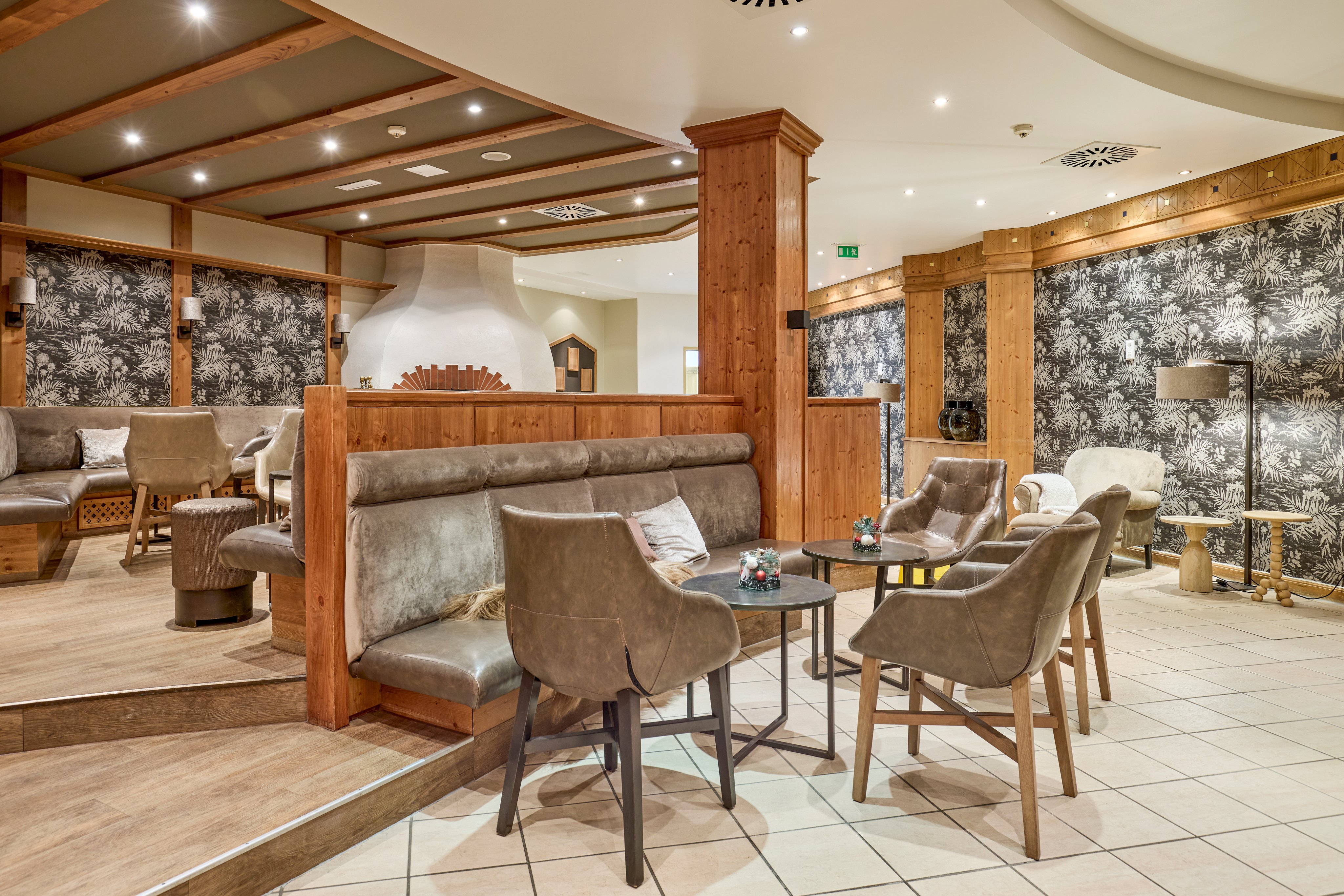 Elegantes Lounge-Bafezimmer mit bequemen Sesseln und stilvoller Dekoration.