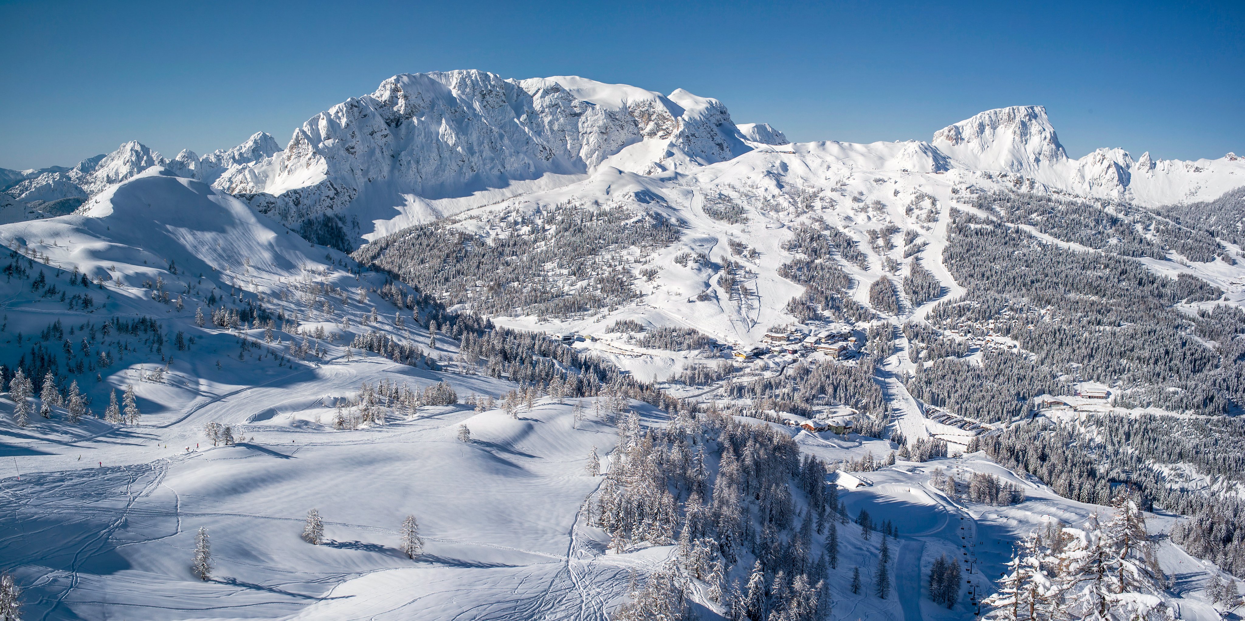 Schneebedeckte Berge im Winter bei Aldiana, Anbieter für Premium Cluburlaub, mit klarer Sicht