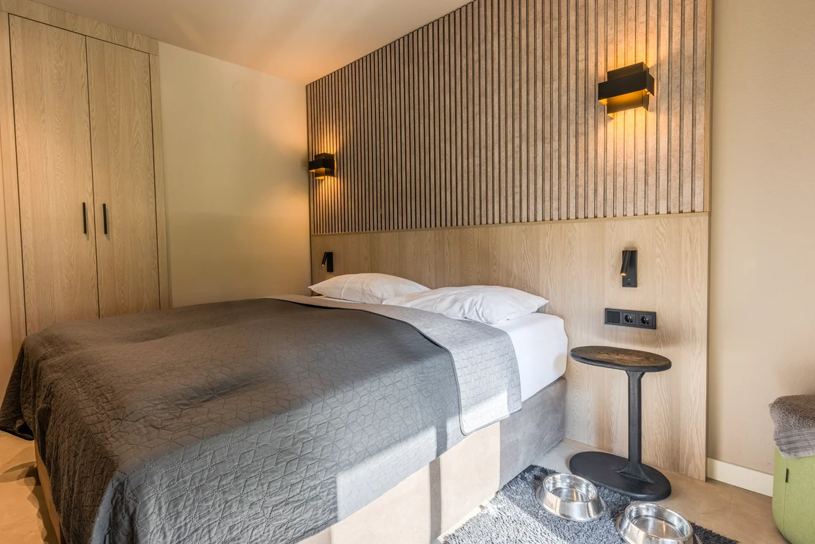 Schlafzimmer im Premium Cluburlaub bei Aldiana mit modernem Design und komfortabler Ausstattung