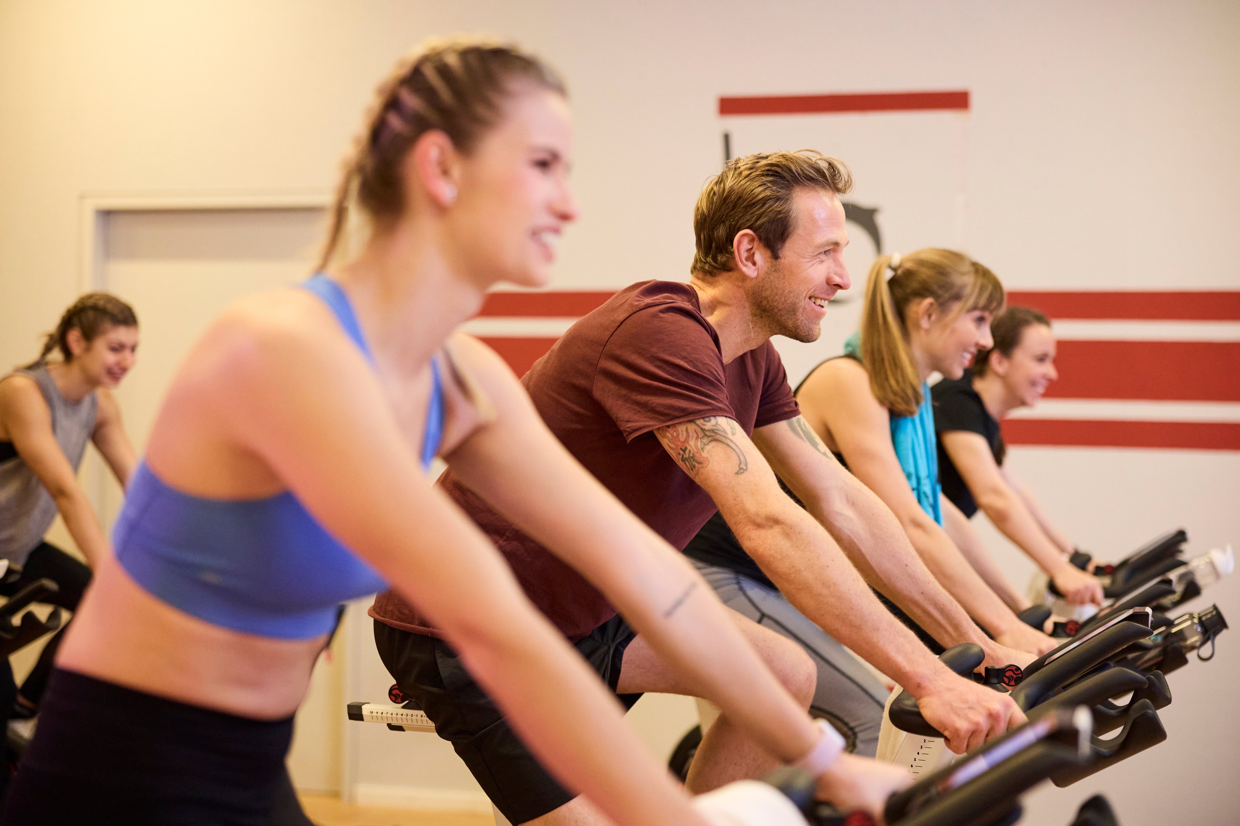 Menschen beim Indoor Cycling im Premium Cluburlaub bei Aldiana