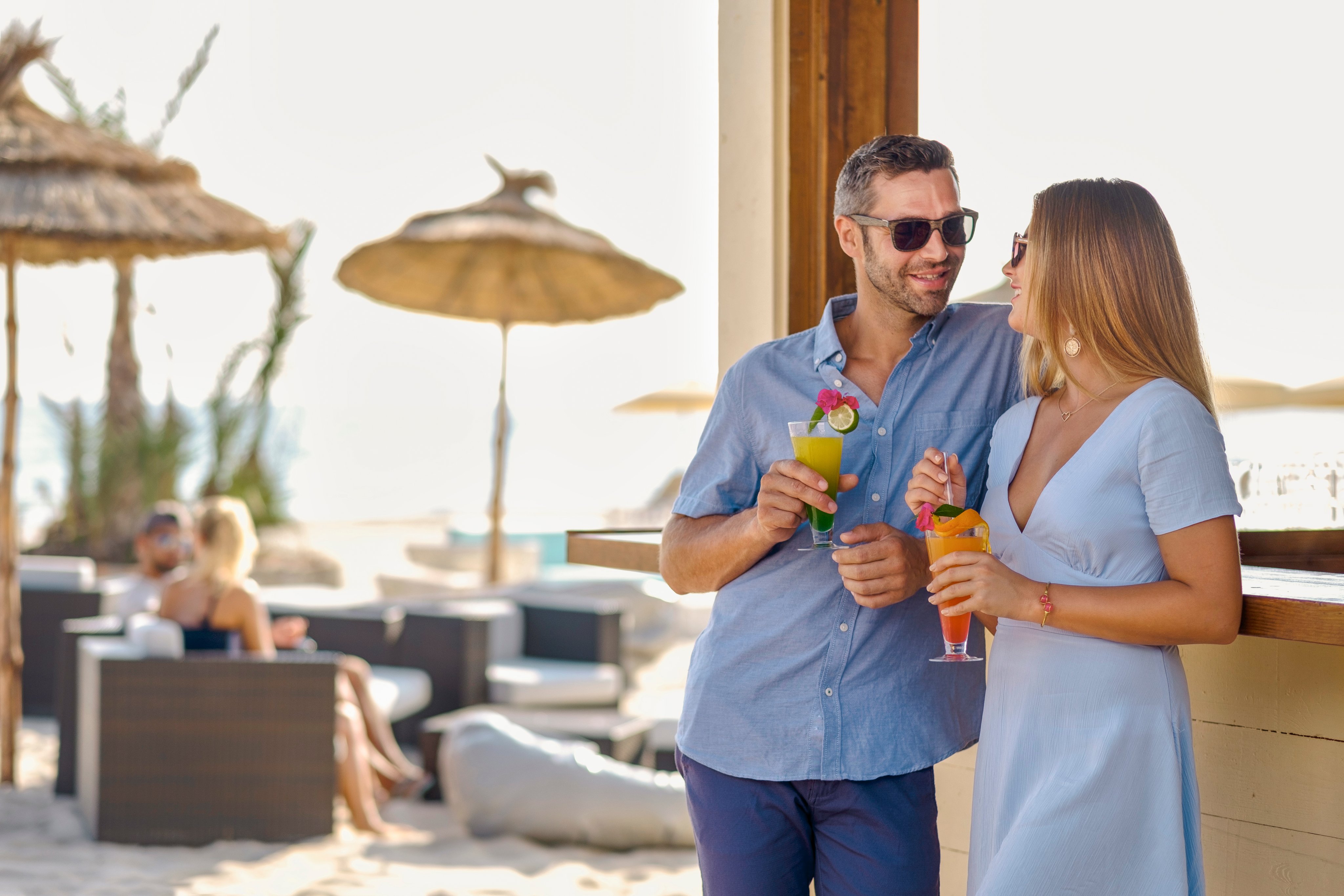 Zwei Frauen mit Drinks im Strandclub von Aldiana, entspannte Atmosphäre, Premium Cluburlaub