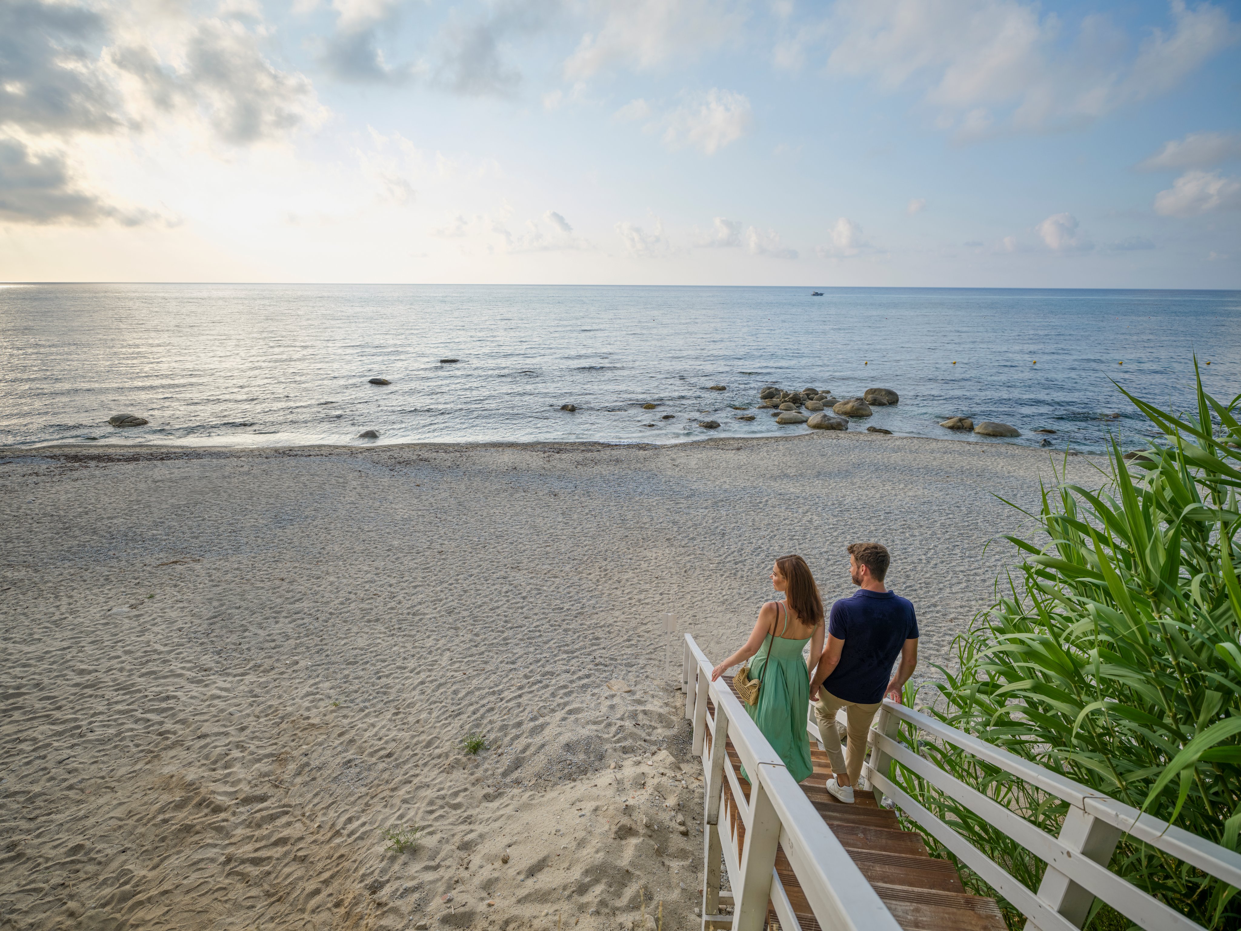 Paar spaziert am Strand entlang im Sonnenuntergang bei Aldiana, Premium Cluburlaub