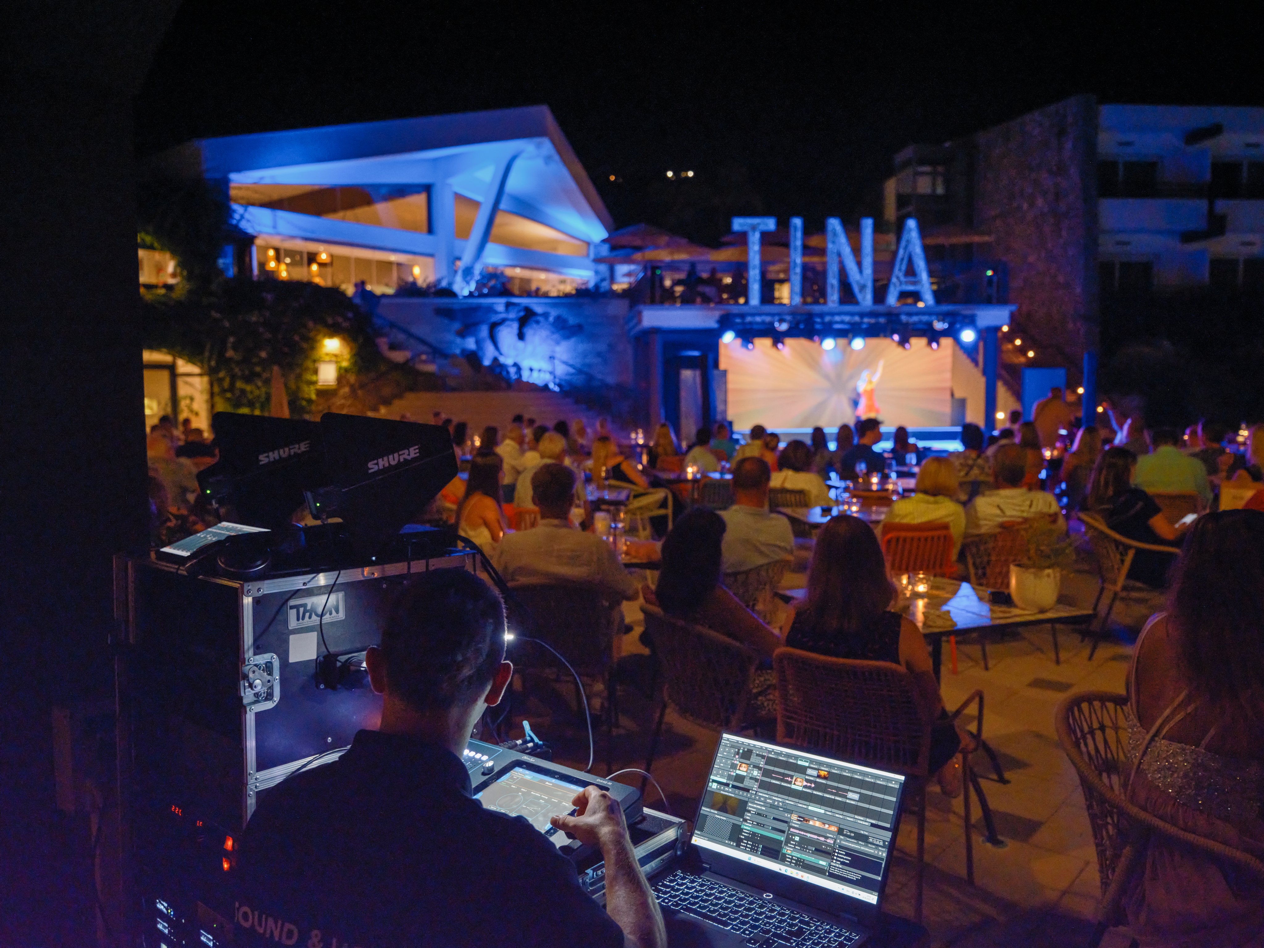 Blick auf eine abendliche Open-Air Veranstaltung bei Aldiana mit Live-Performance und Publikum