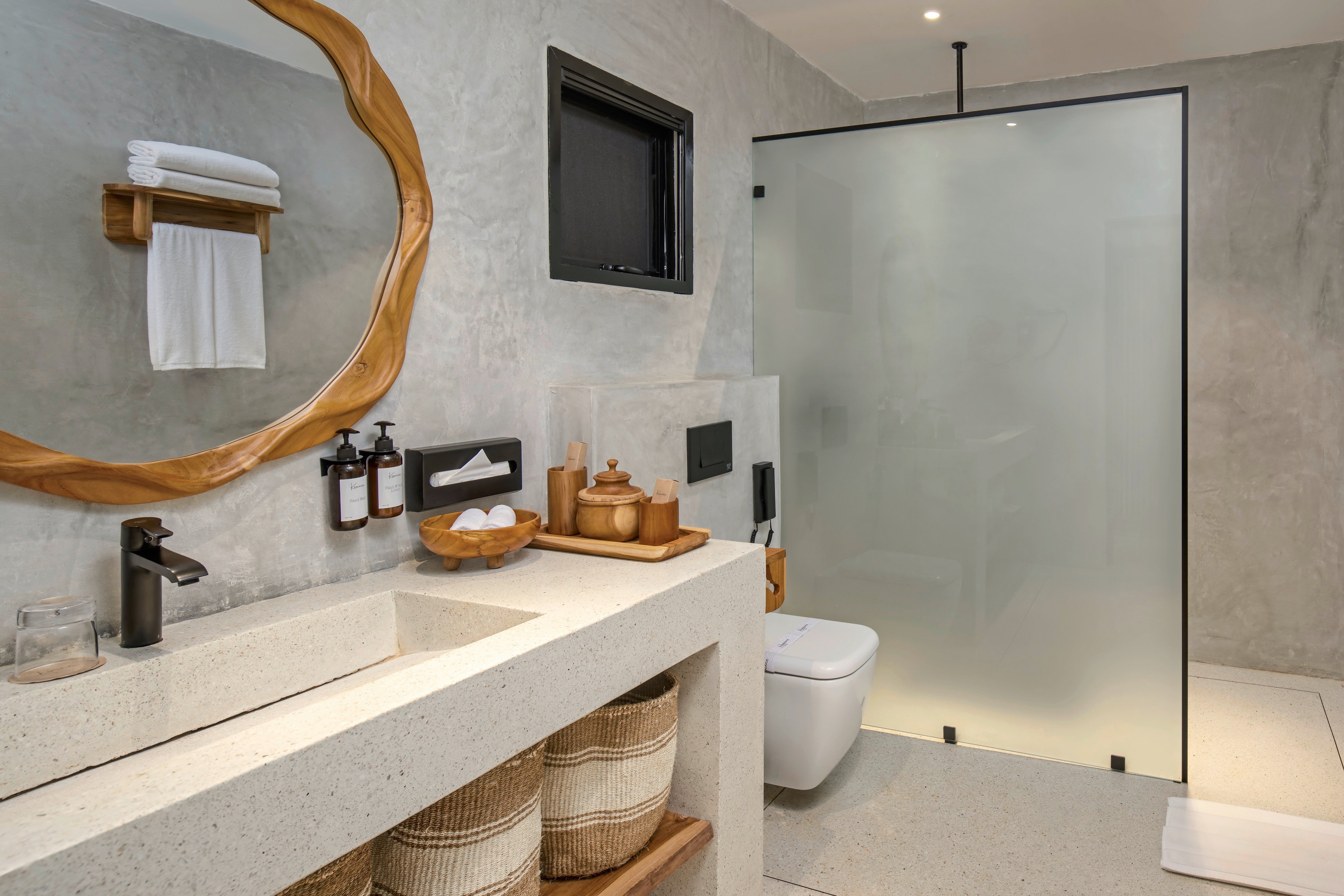 Modernes Badezimmer mit Spiegel und Blick auf Dusche, barrierefreier Komfort bei Aldiana