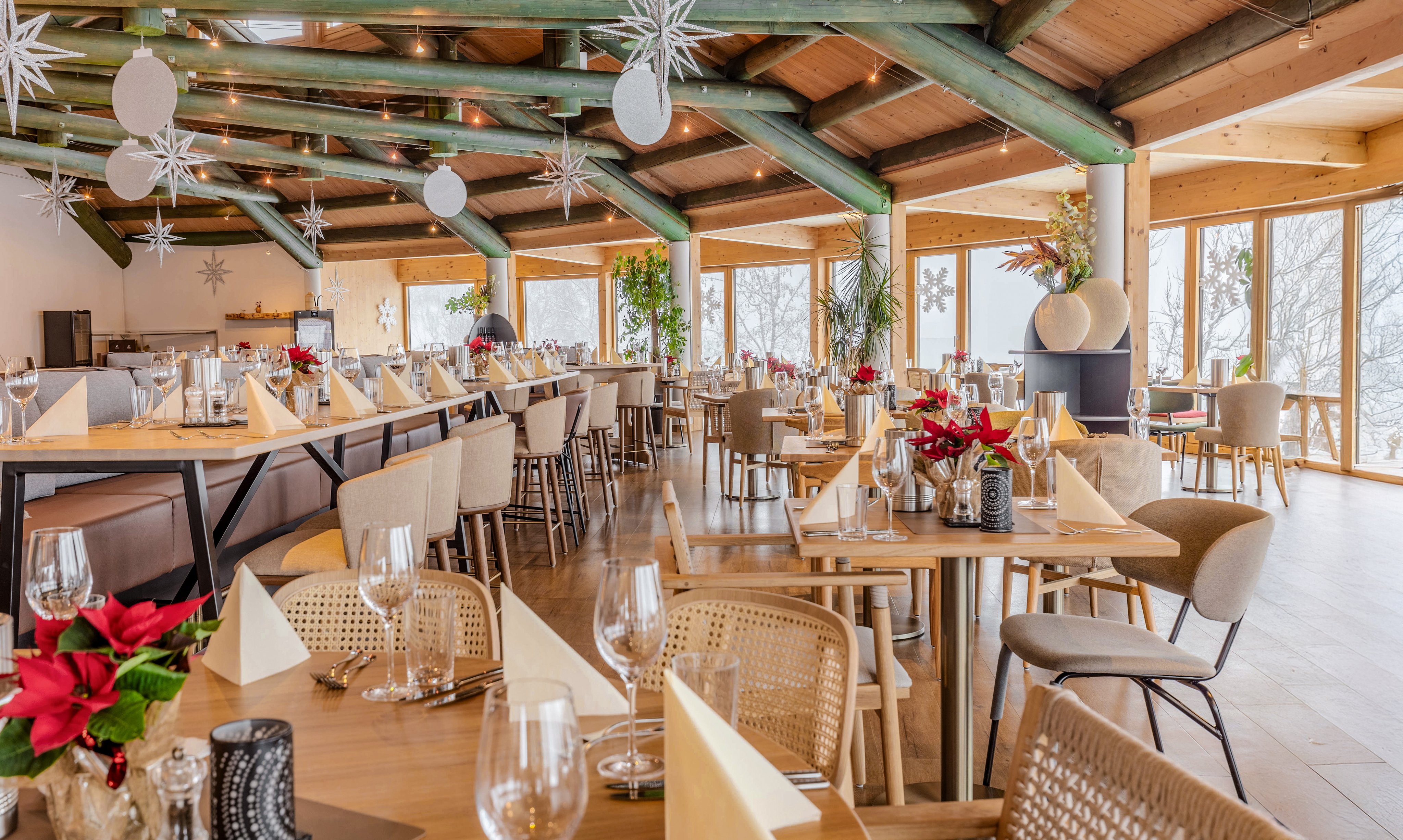 Buffetrestauarant mit Blick auf die Berge 