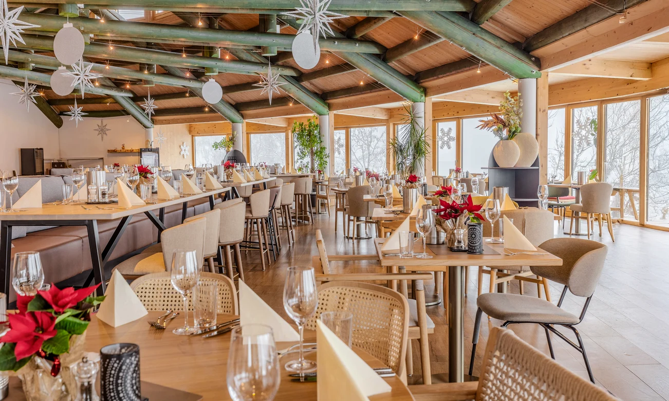 Buffetrestauarant mit Blick auf die Berge 