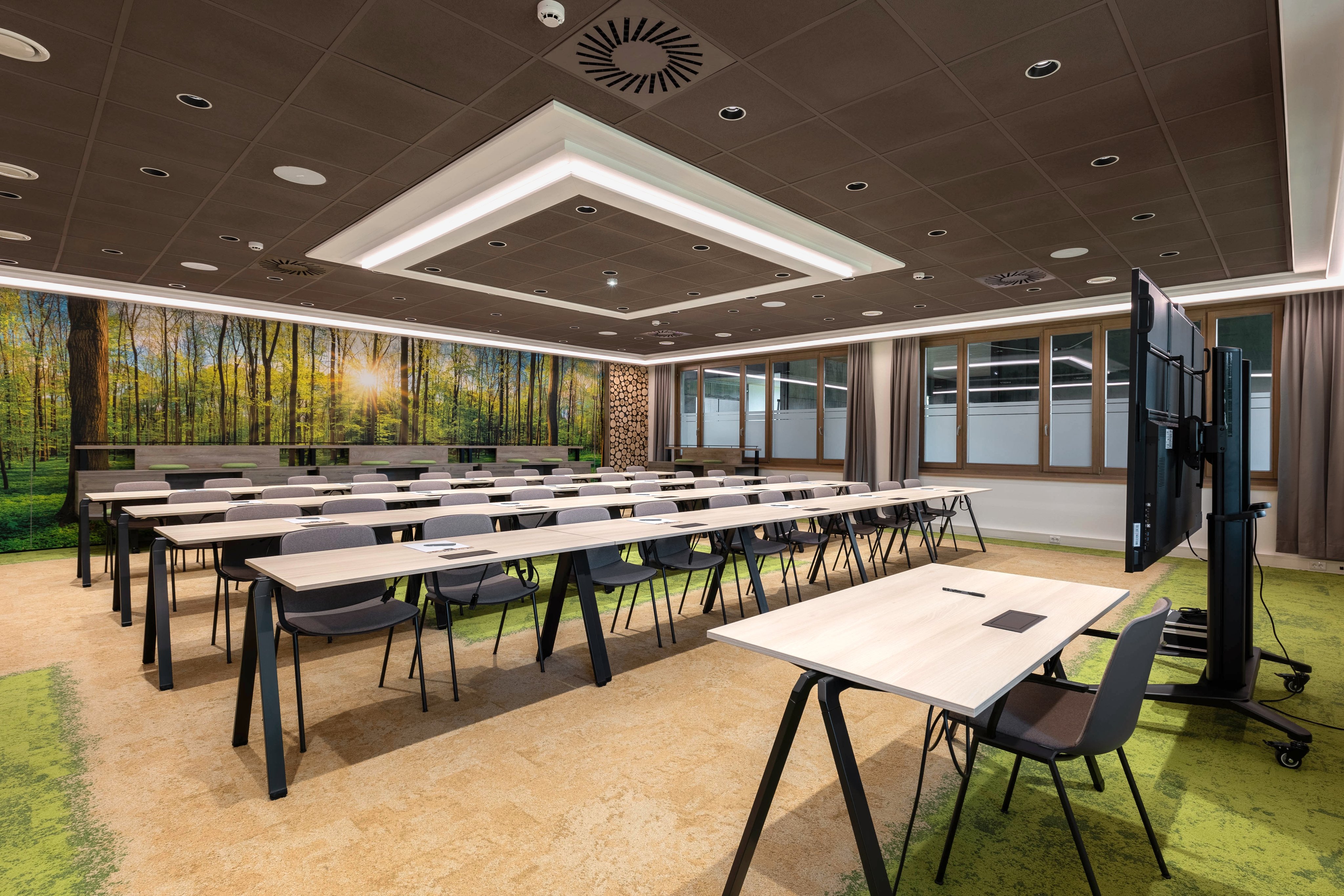 Leeres modernes Schulungsraum mit Tischen, Stühlen und 3 Bildschirmen, für Premium Cluburlaub.