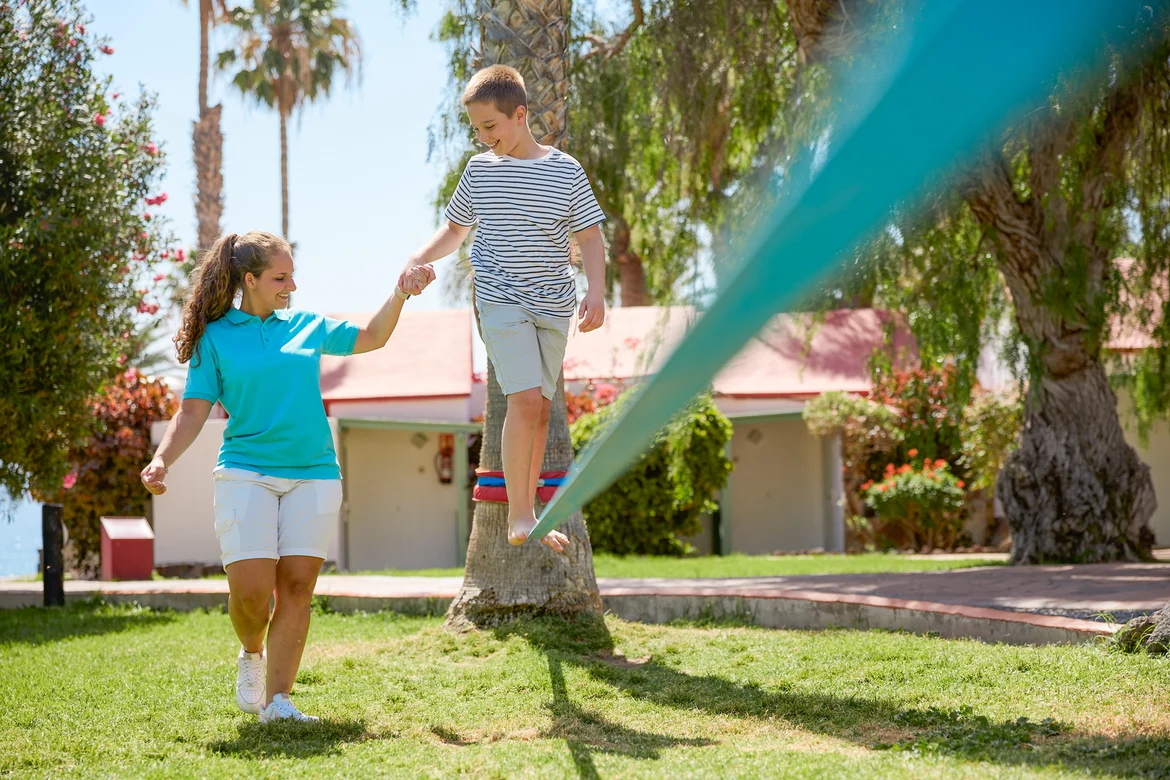 Kinder auf einer Slackline