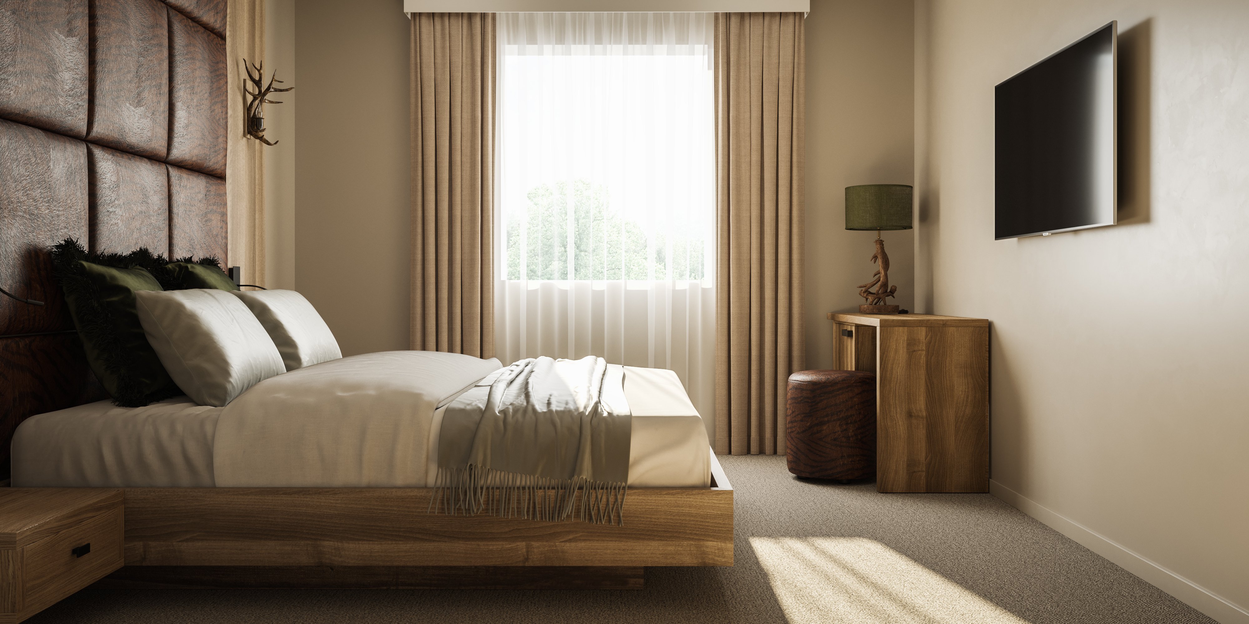 Schlafzimmer im Hotelstil mit Bett, Fenster, Vorhängen, Wandlampe und Fernseher, komfortabel und modern