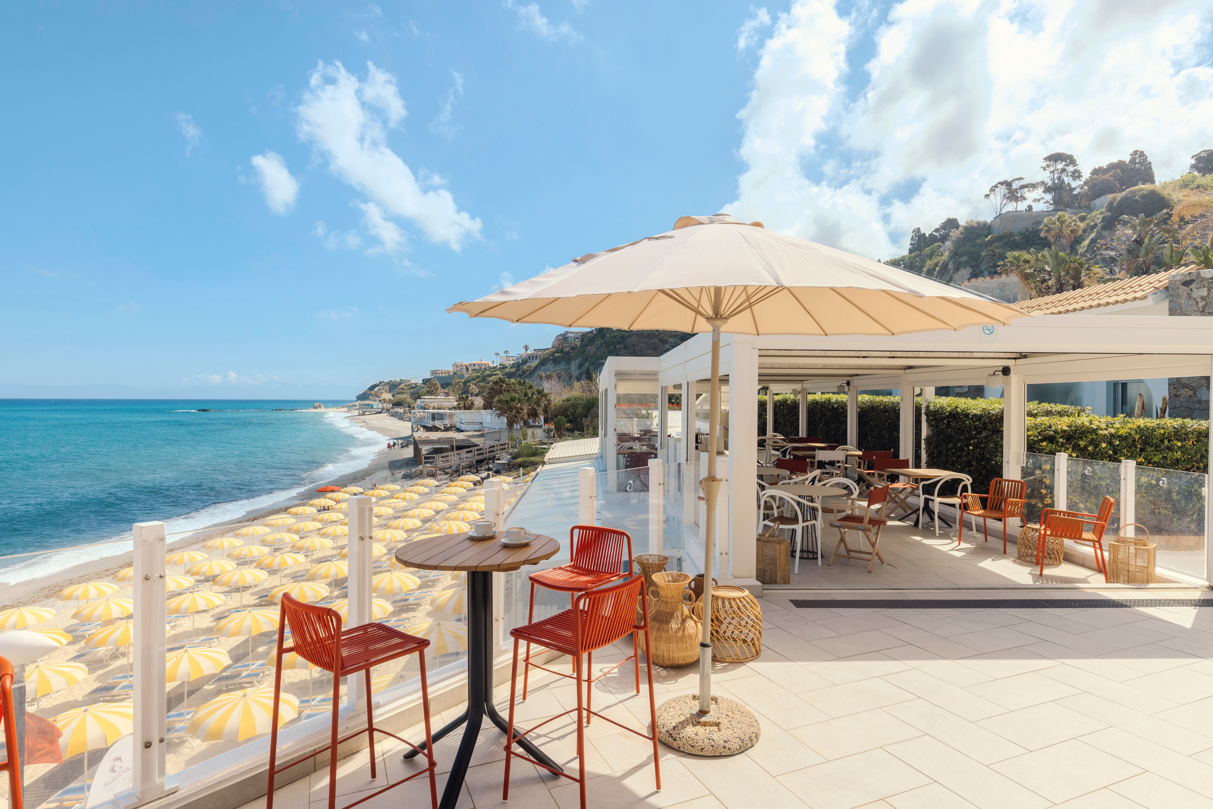 Blick auf einen Poolbereich im Premium Cluburlaub von Aldiana am Meer bei sonnigem Himmel