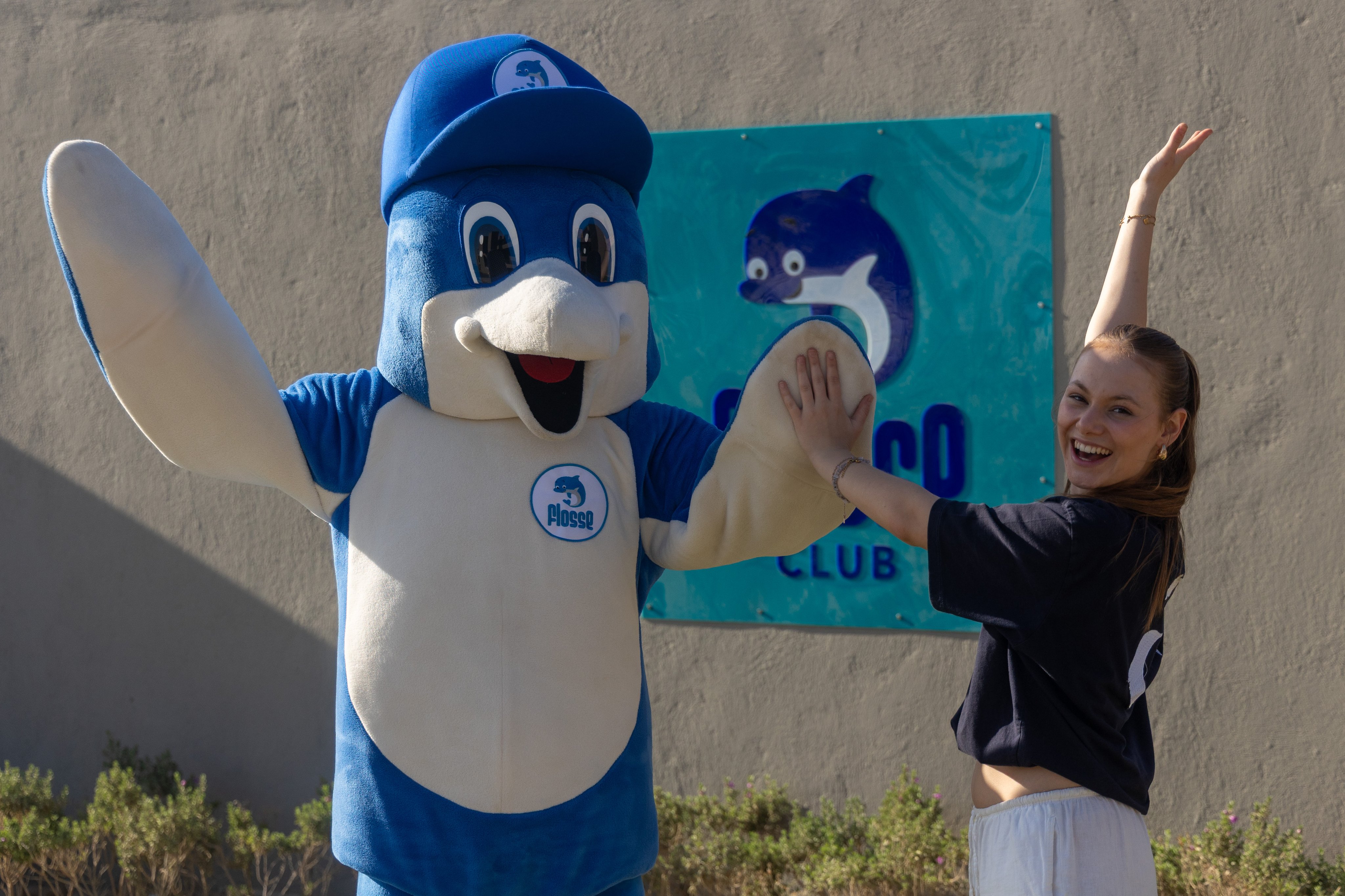 Aldiana Mascott im Freizeitpark mit Kind beim Fan-Event, fröhliche Atmosphäre