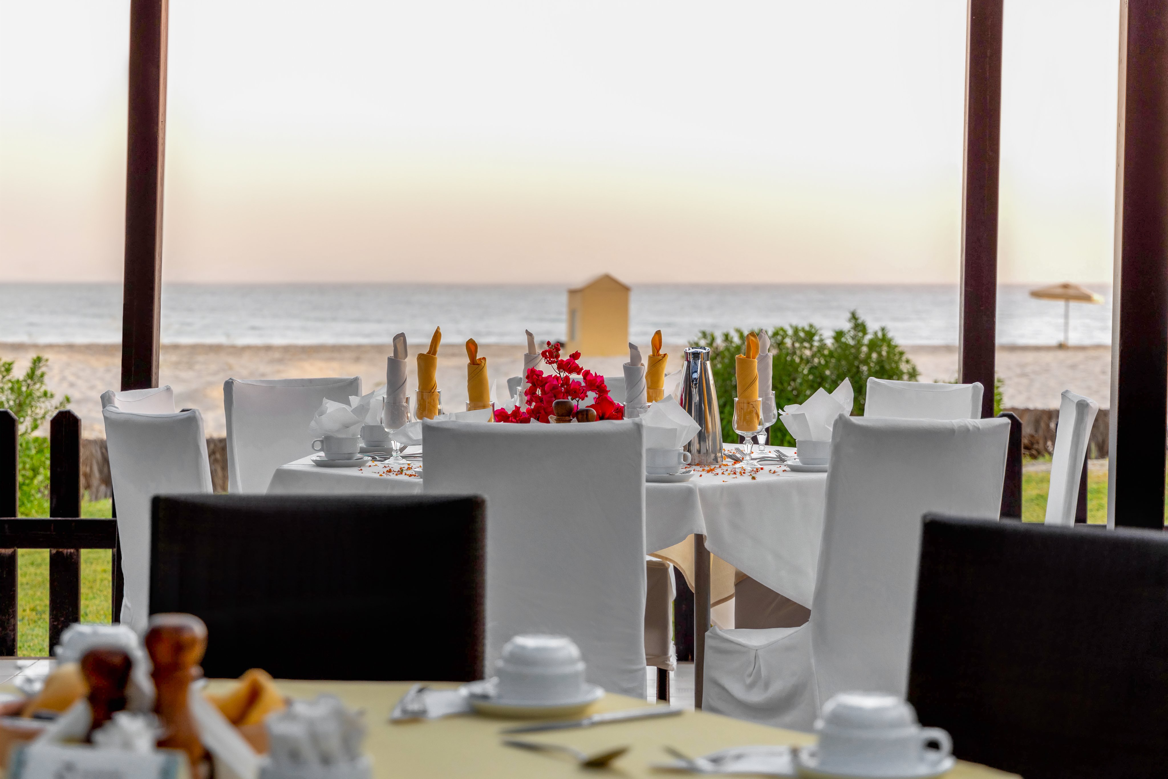 Gedeckter Tisch in Abendstimmung am Strand