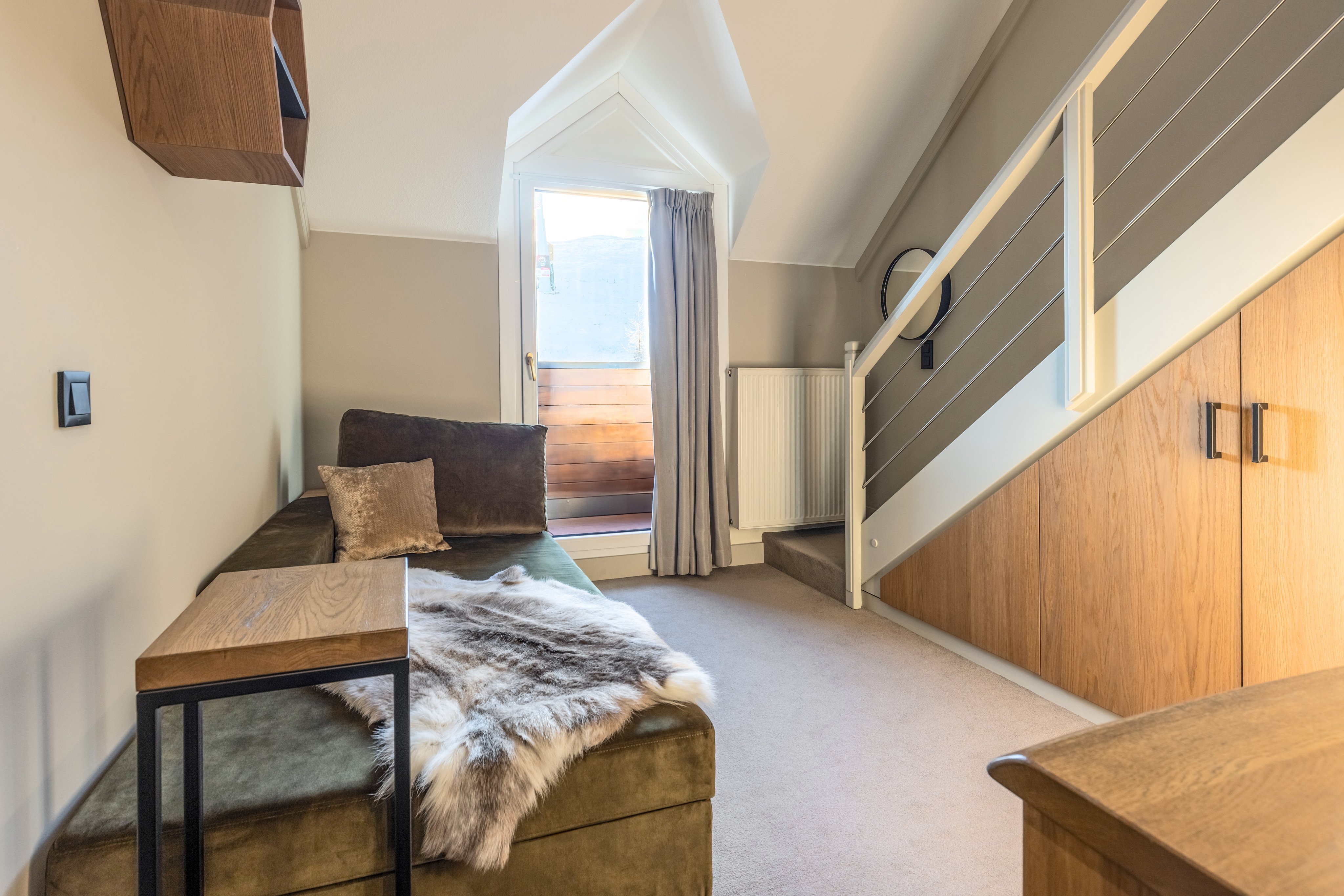 Gemütliches Hotelzimmer bei Aldiana mit Bett, Fenster und Holzdekor, barrierefrei und elegant