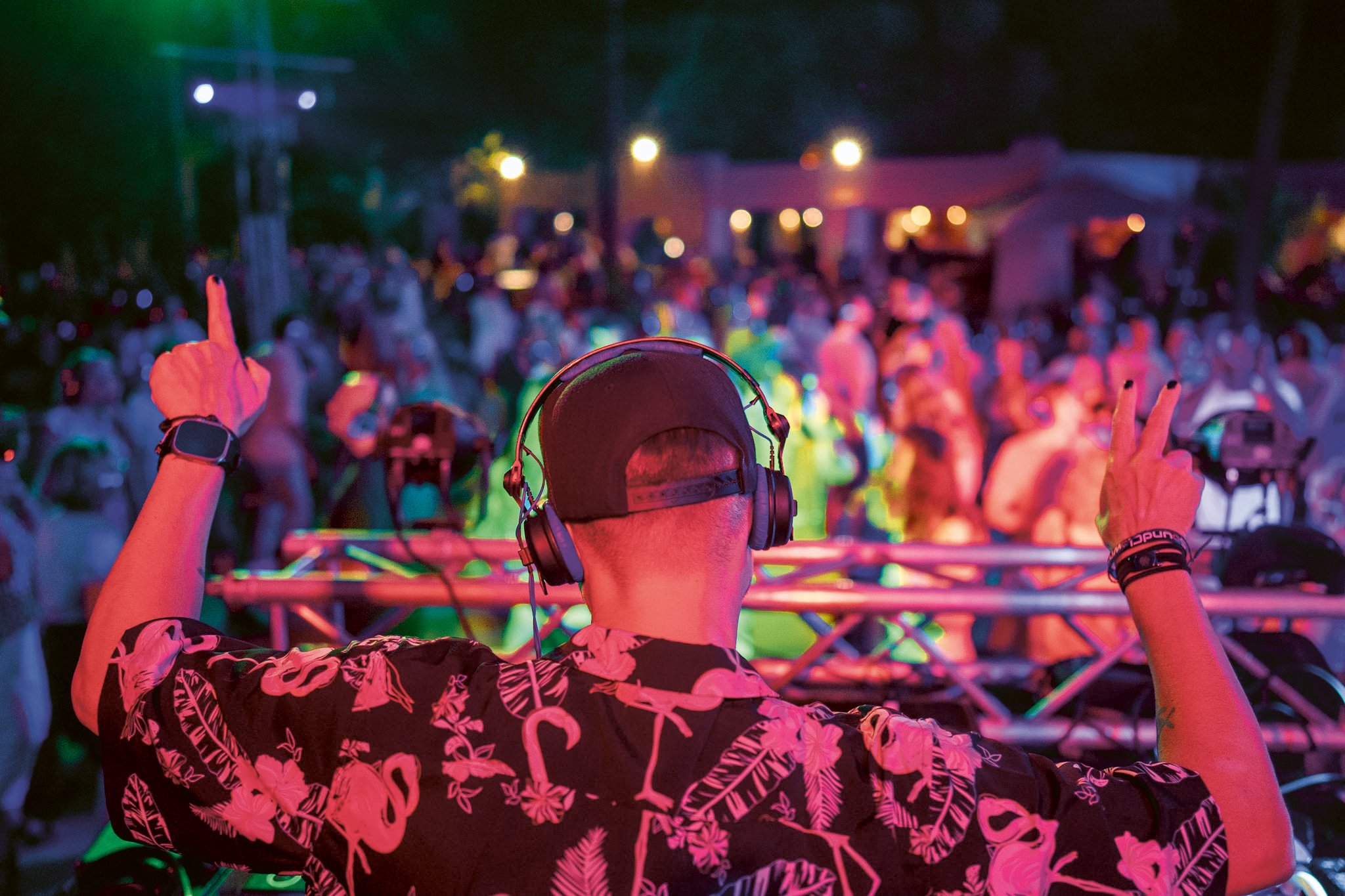 Ein DJ beim Public View Konzert mit tanzendem Publikum bei Abendlicht bei Aldiana