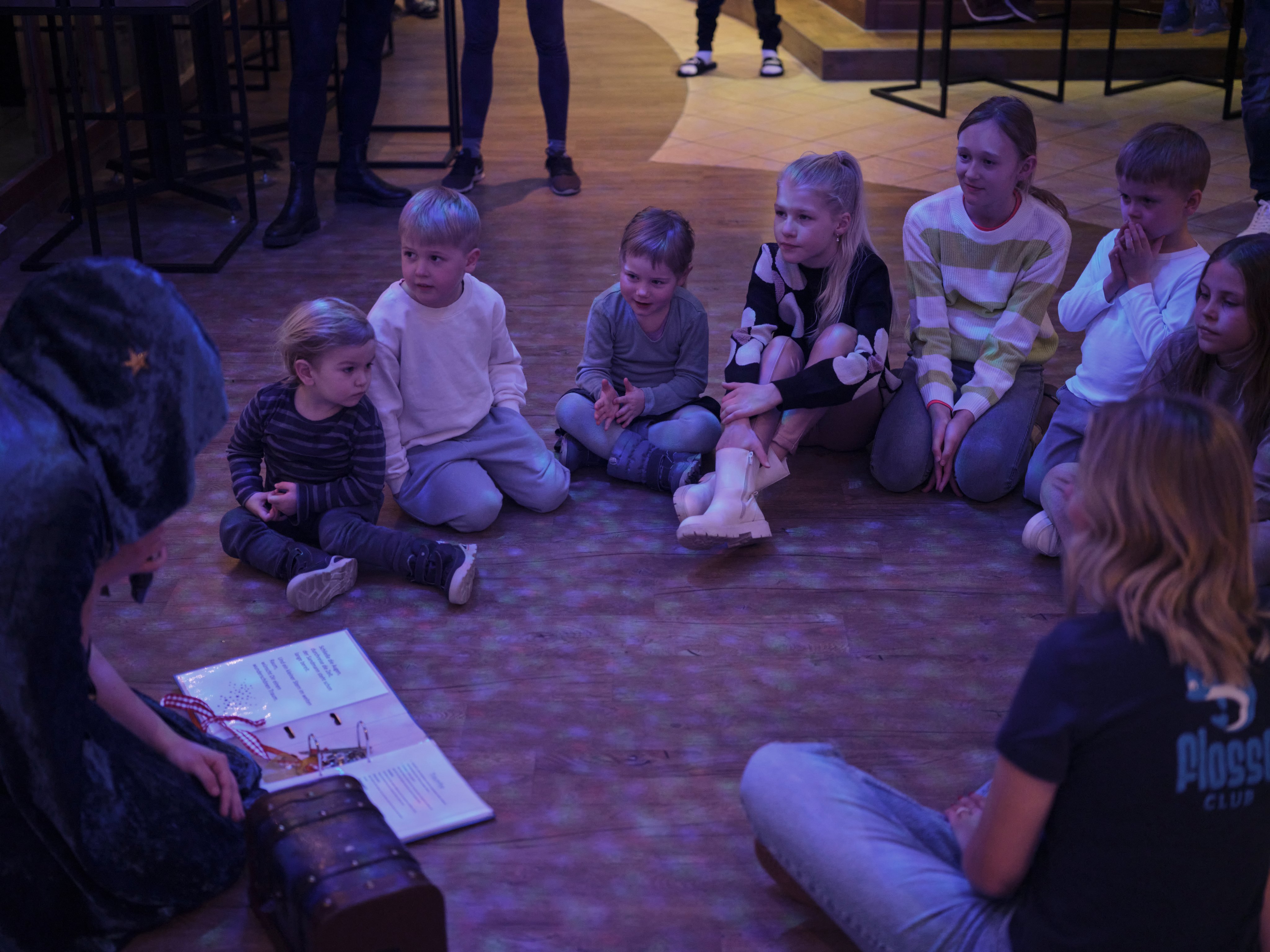 Gruppenkinder sitzen im Kreis während einer Aktivität im Aldiana Premium Cluburlaub