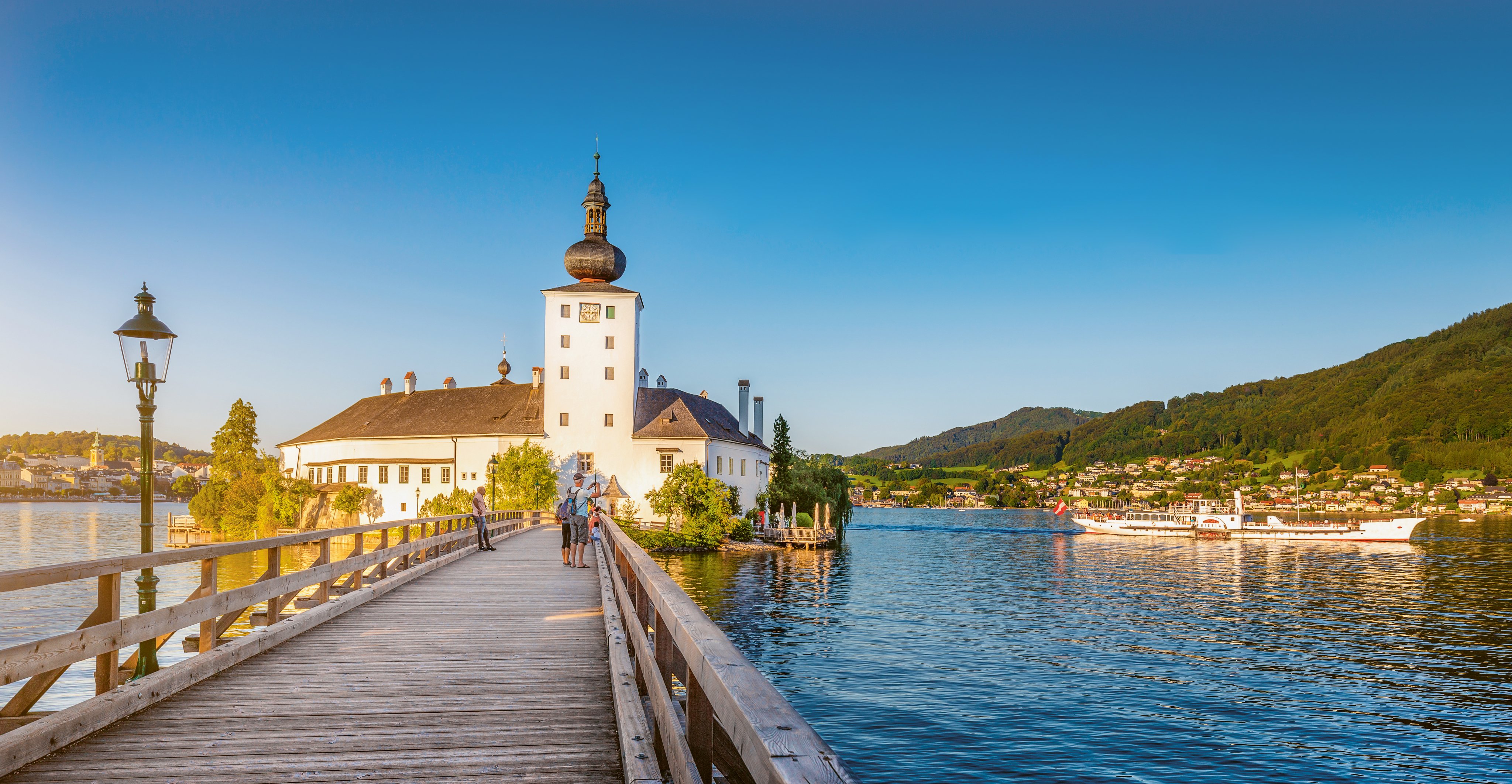 Blick auf den See und eine historische Kirche in einer malerischen Urlaubslandschaft