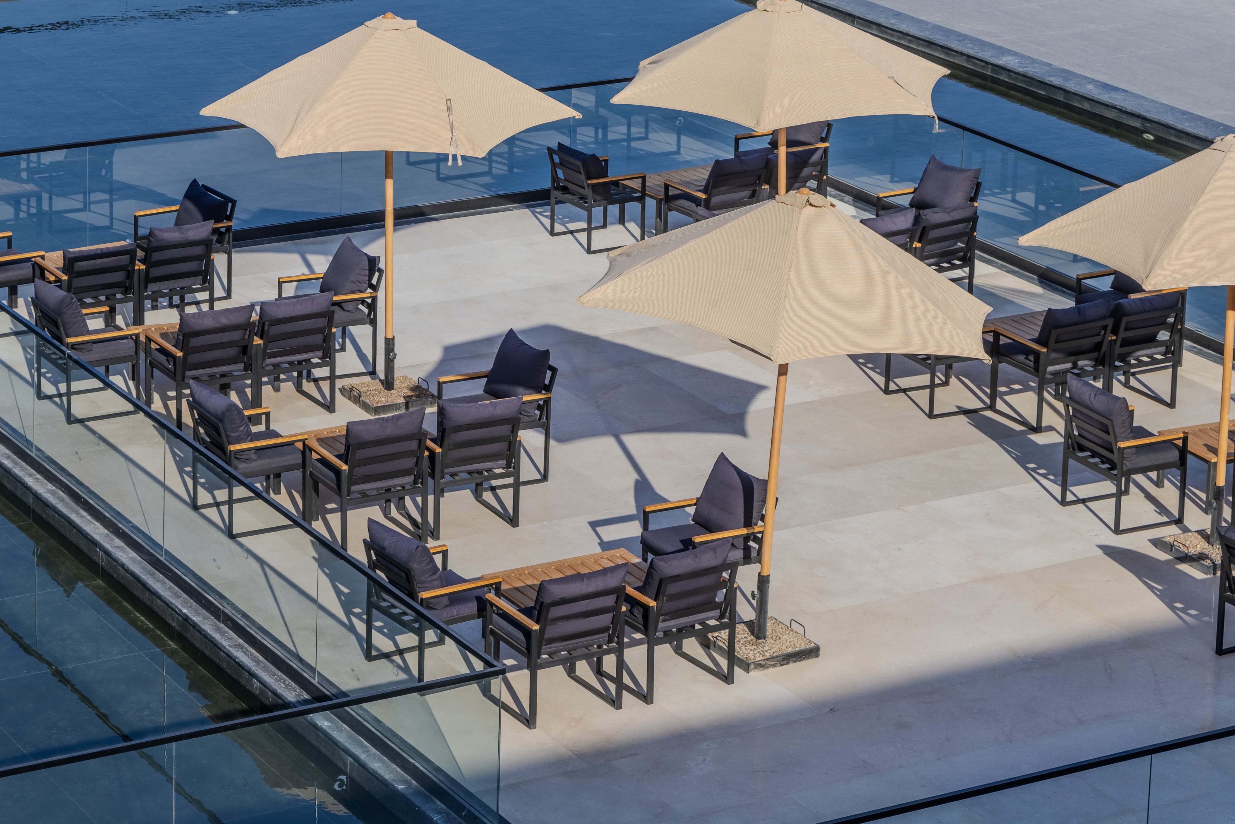 Bilder von Aldiana mit Sonnenschirmen und Liegen am Pool in sonniger Lage