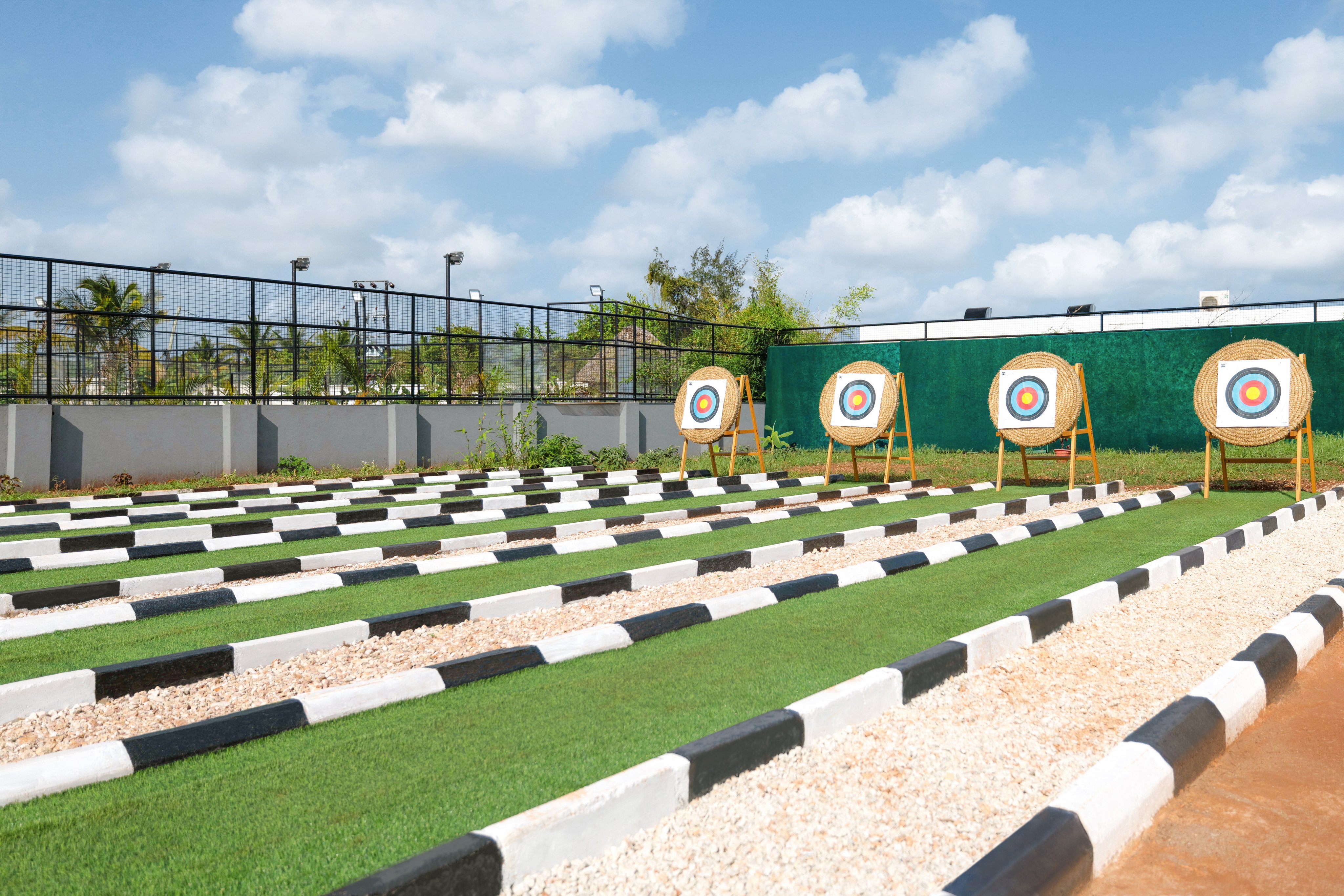 Zwei Targets beim Bogenschießen auf Rasenfläche bei Aldiana Premium Cluburlaub