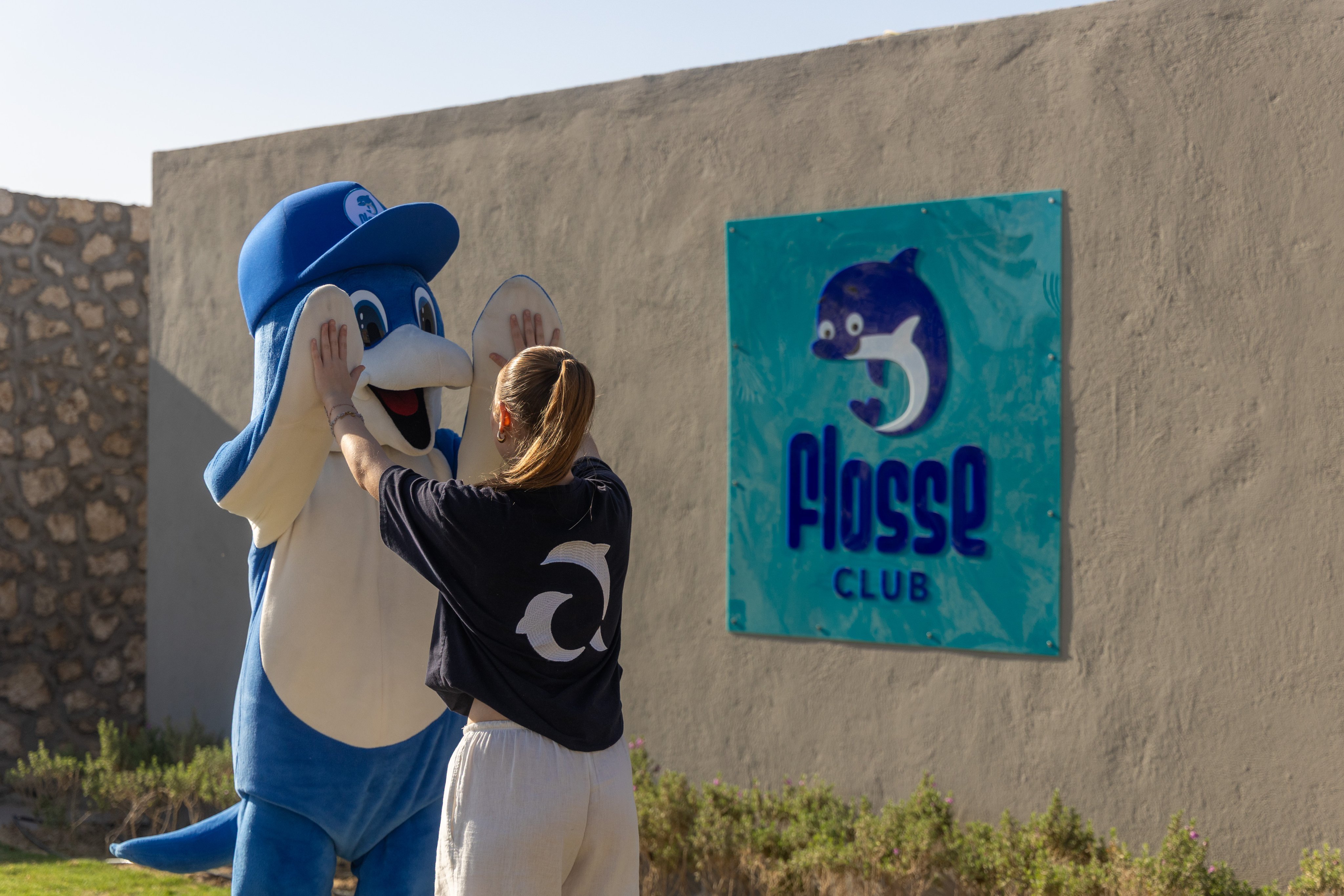 Aldiana logo auf einer Wand mit blauen und grünen Elementen, klar und einprägsam.
