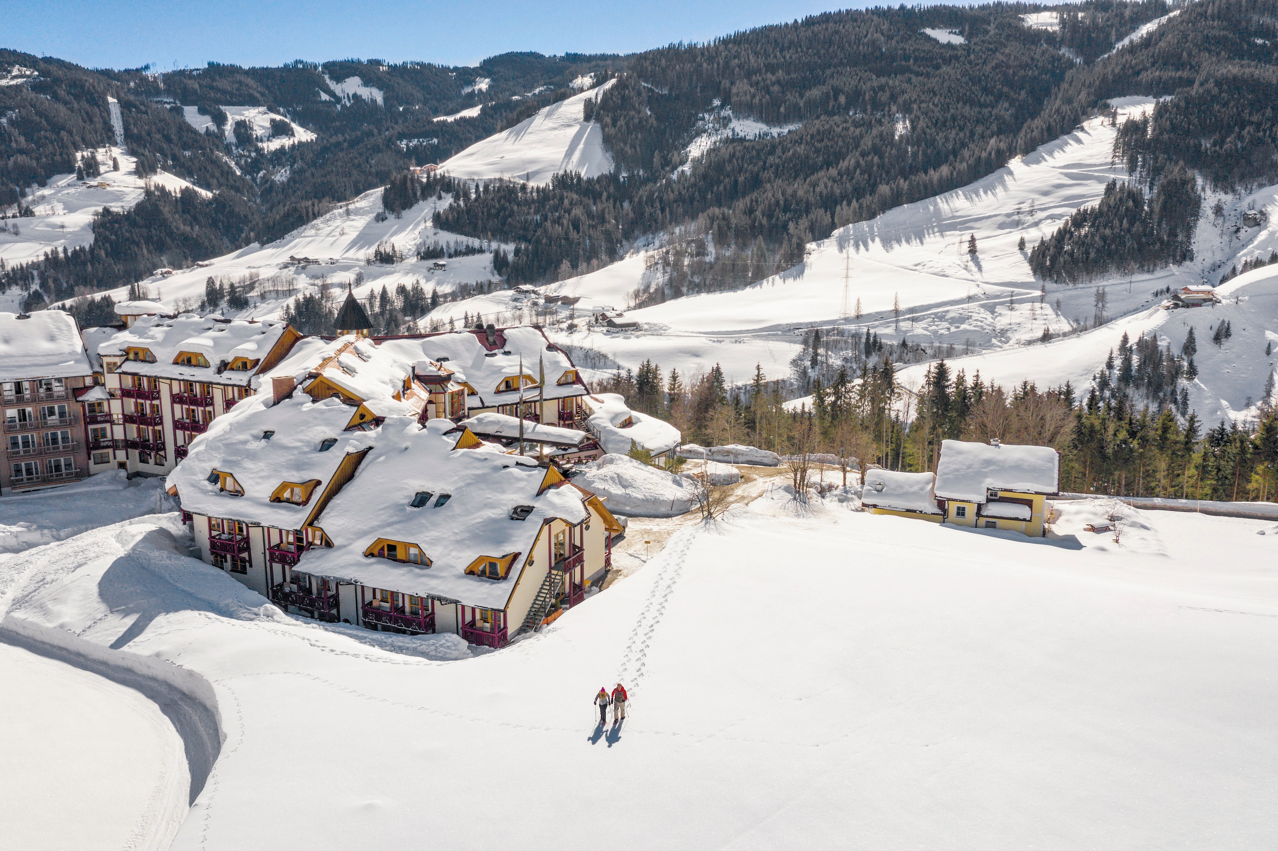 Häuser im verschneiten Bergdorf bei Aldiana Premium Cluburlaub, Winterlandschaft