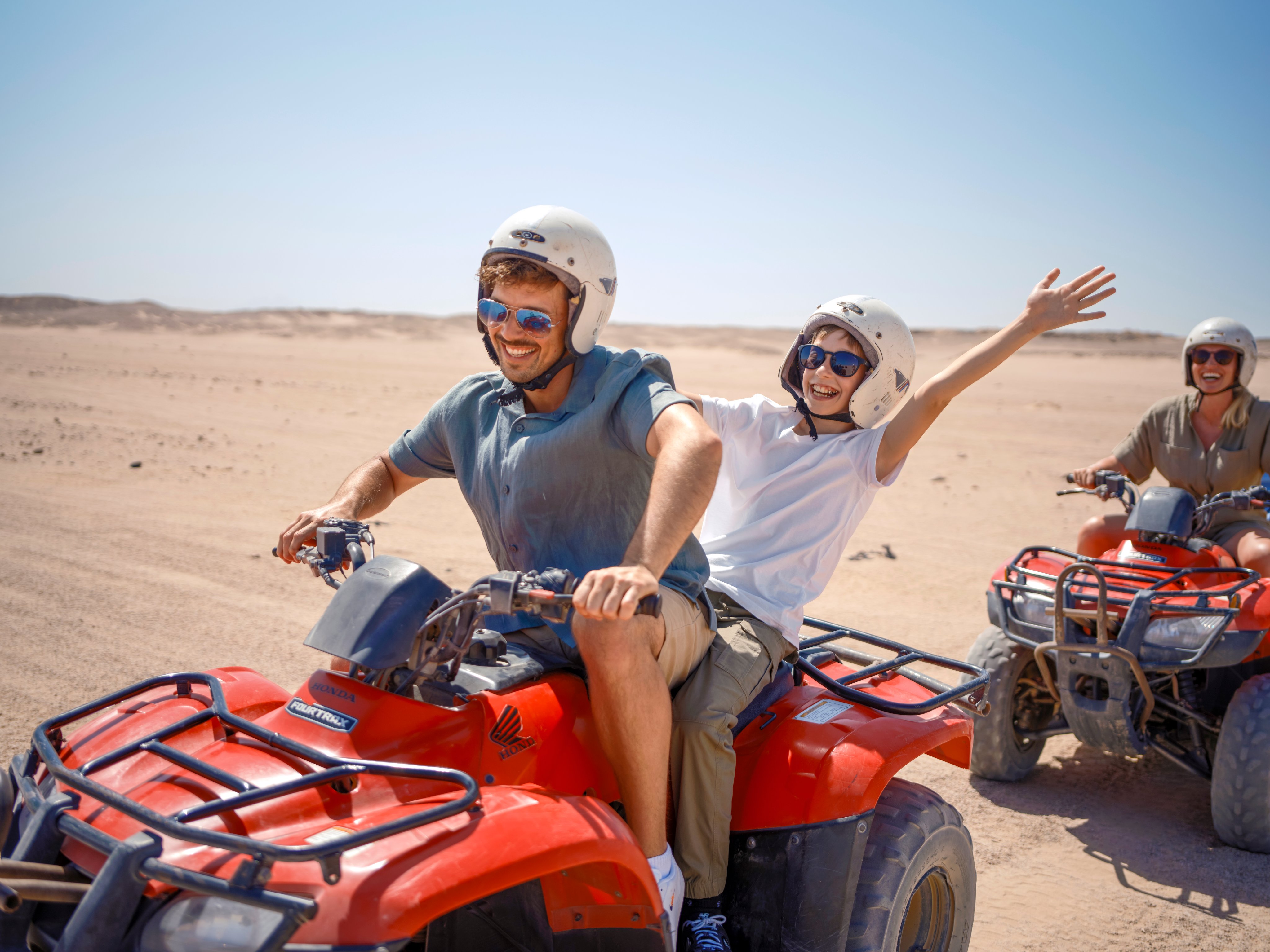 Zwei Kinder auf Quad im Sand, Spaß beim Urlaubsabenteuer, sonniges Klima, Aldiana Premium Cluburlaub