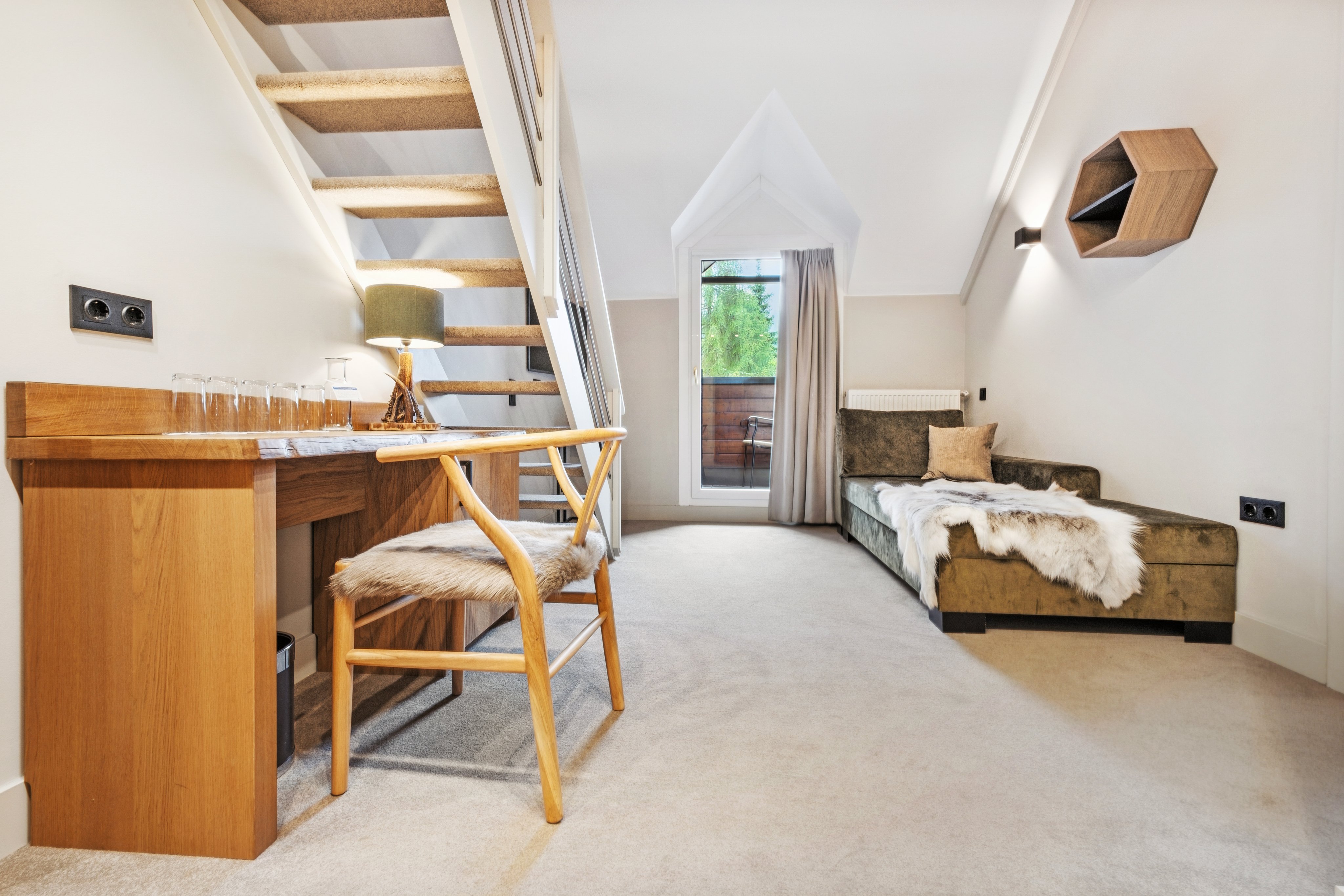 Aldiana Premium Clubreise Zimmer mit Sitzbereich, Bett, Schreibtisch und Stuckdecke