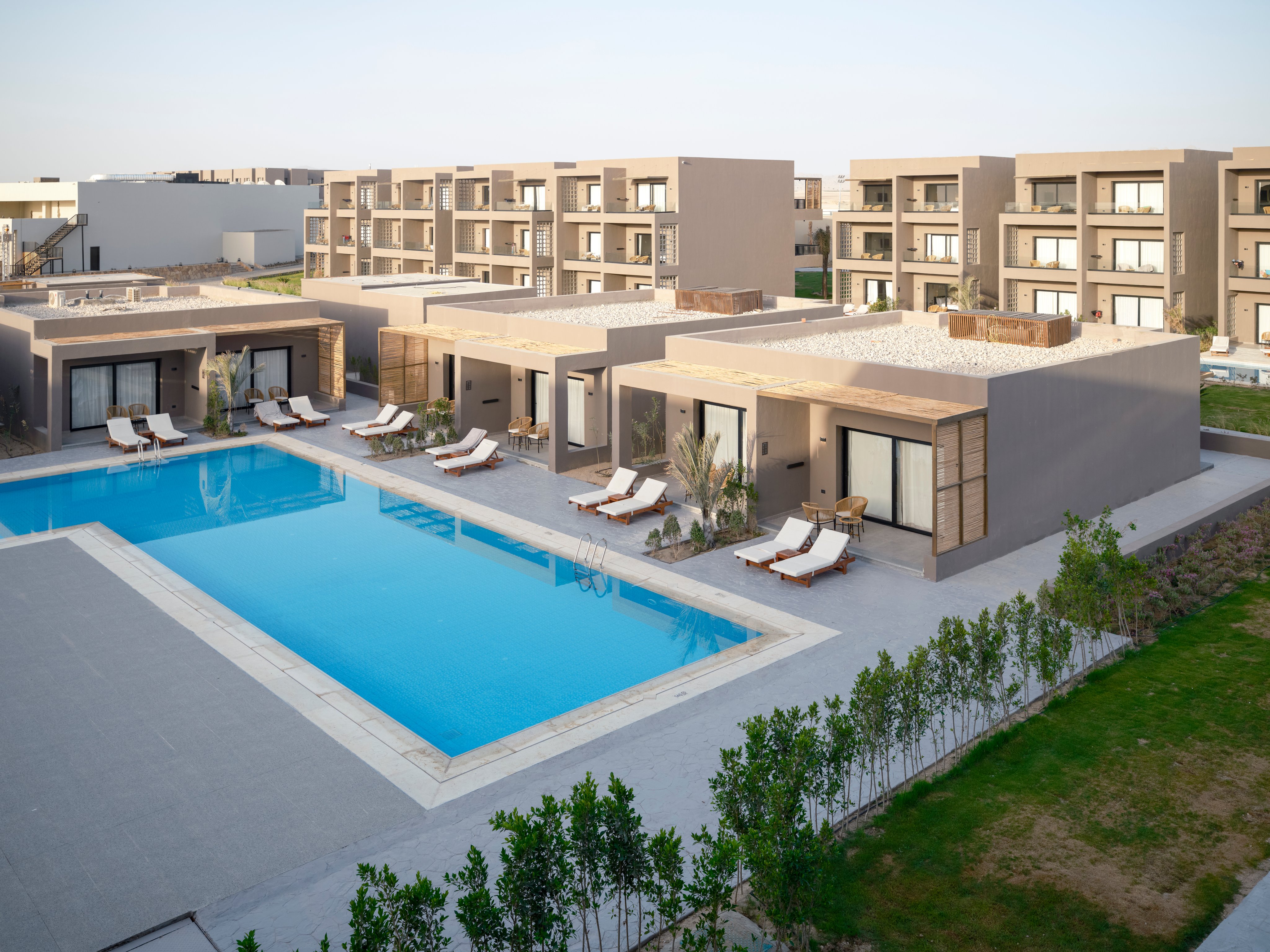Luxus-Aparthotel mit Pool, Sonnenterrasse und modernen Apartments in ruhiger Lage.