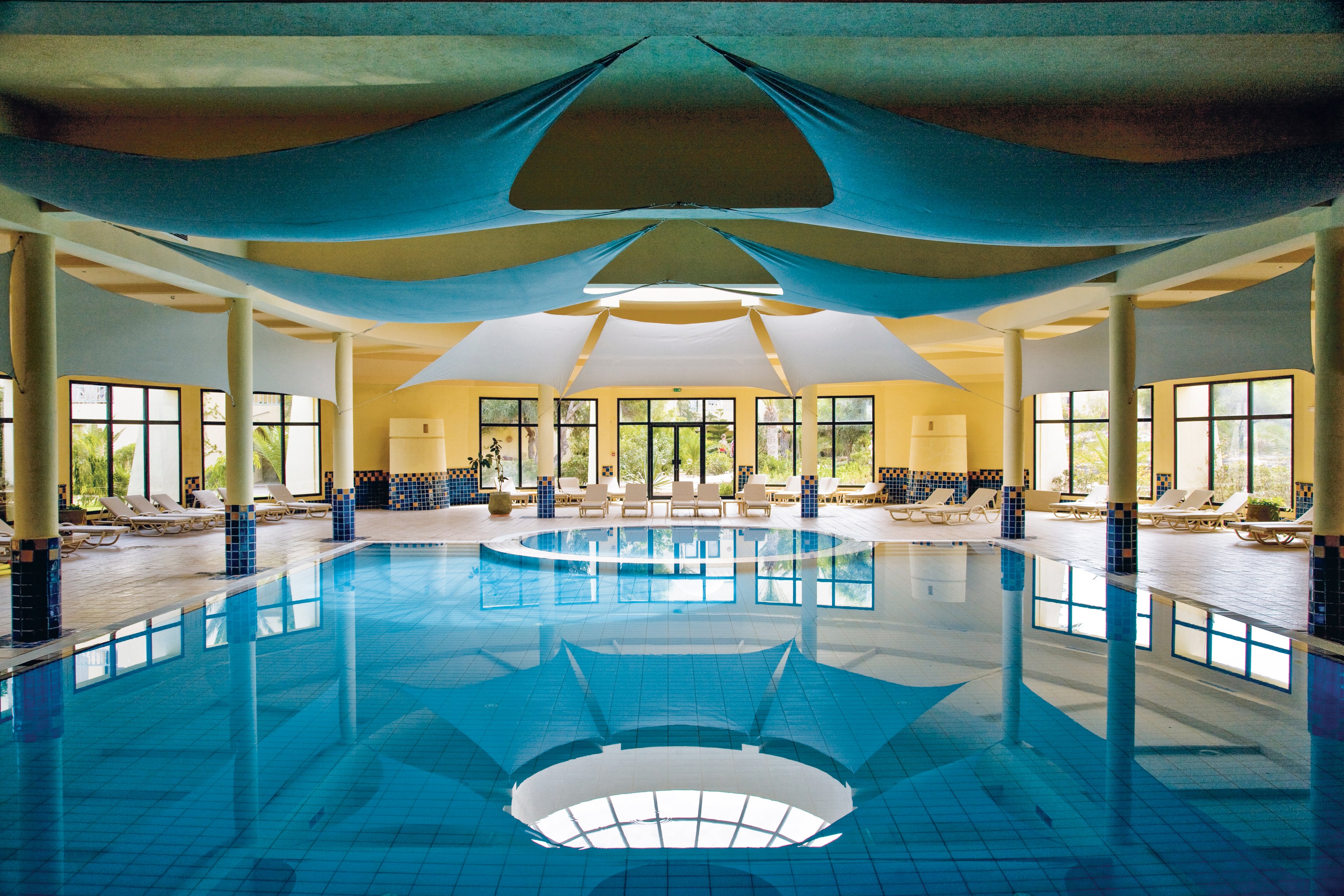 Innenaufnahme eines eleganten Poolbereichs im Aldiana Premium Cluburlaub