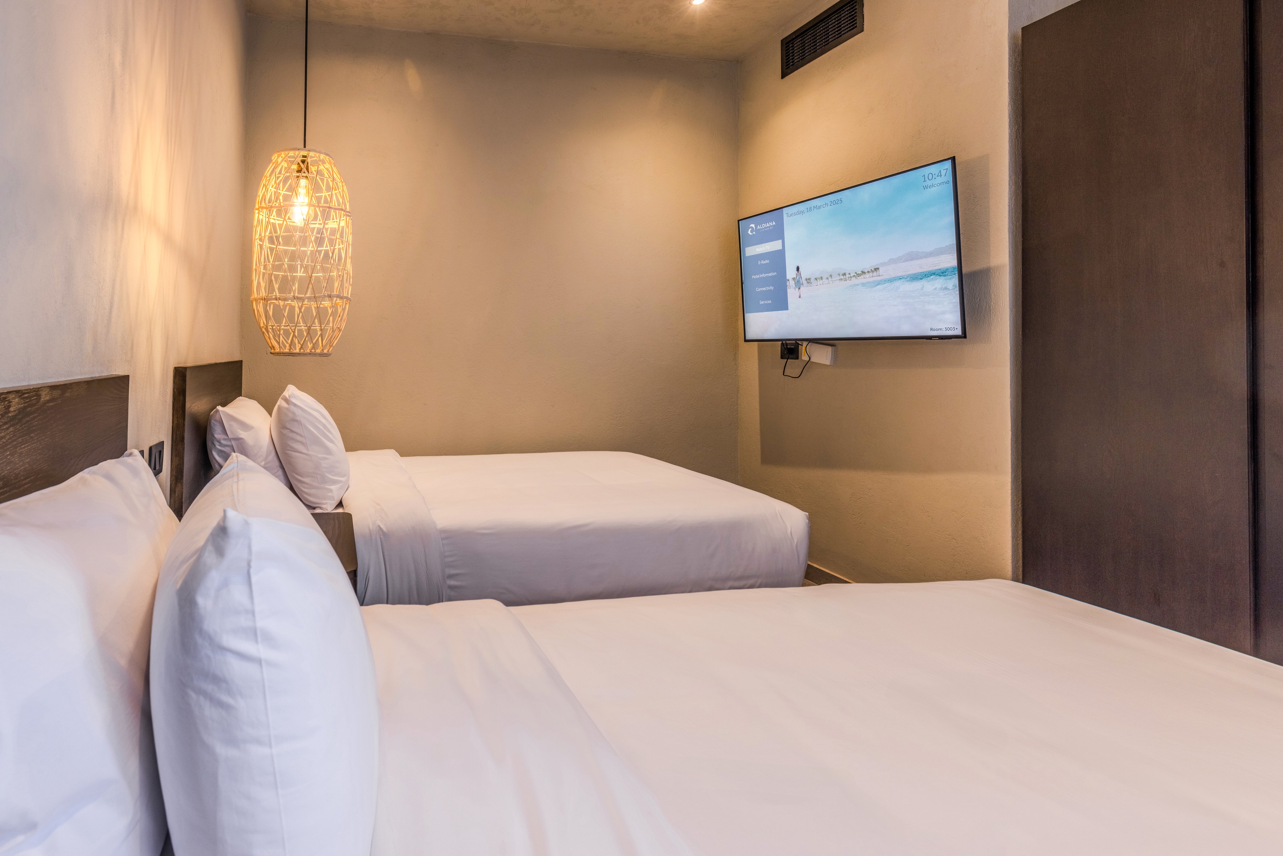 Luxuriöses Hotelzimmer mit Doppelbett, TV und gemütlicher Atmosphäre bei Aldiana