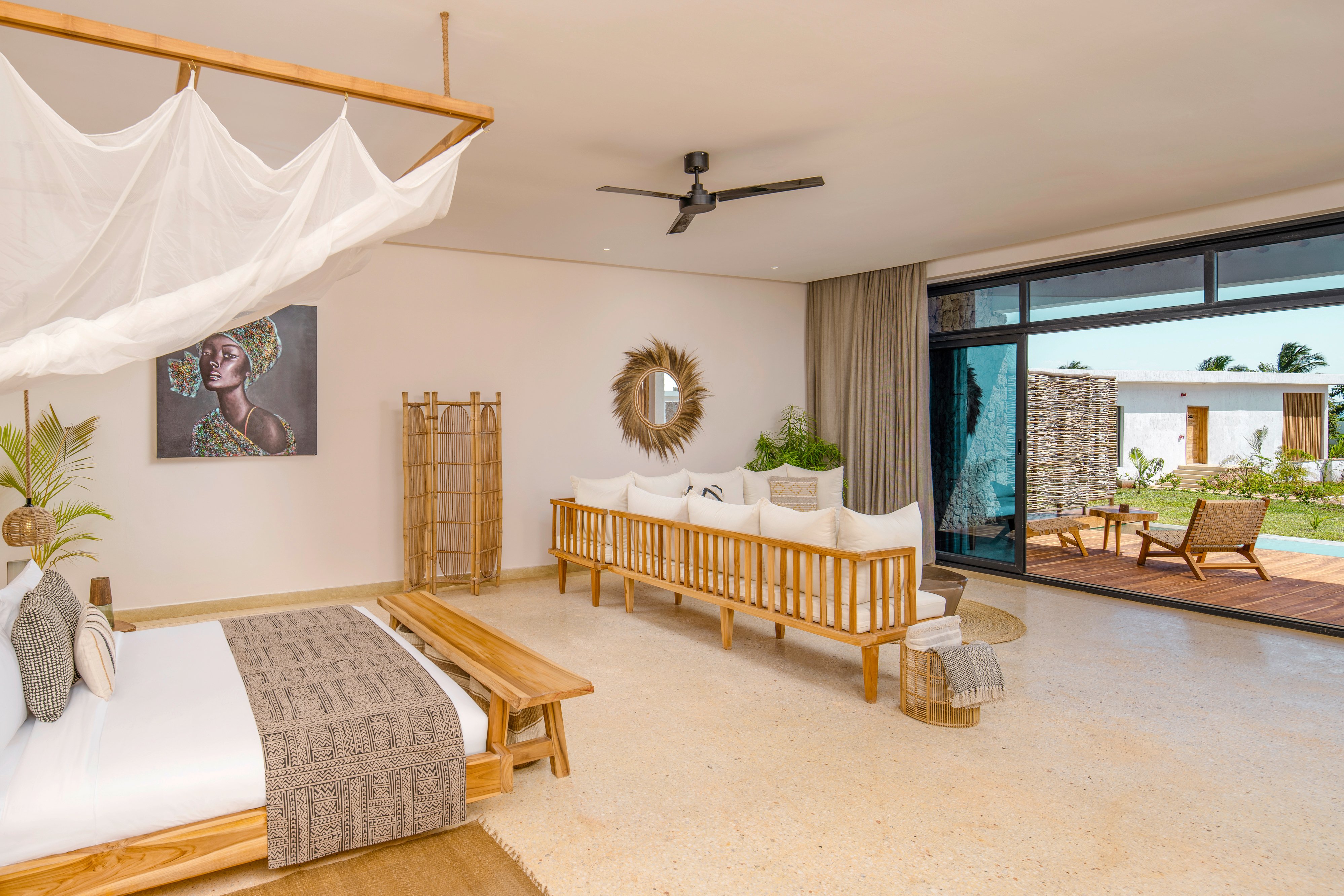 Modernes Hotelzimmer mit Balkon, Blick auf den Außenbereich, helle Einrichtung und Naturdeko