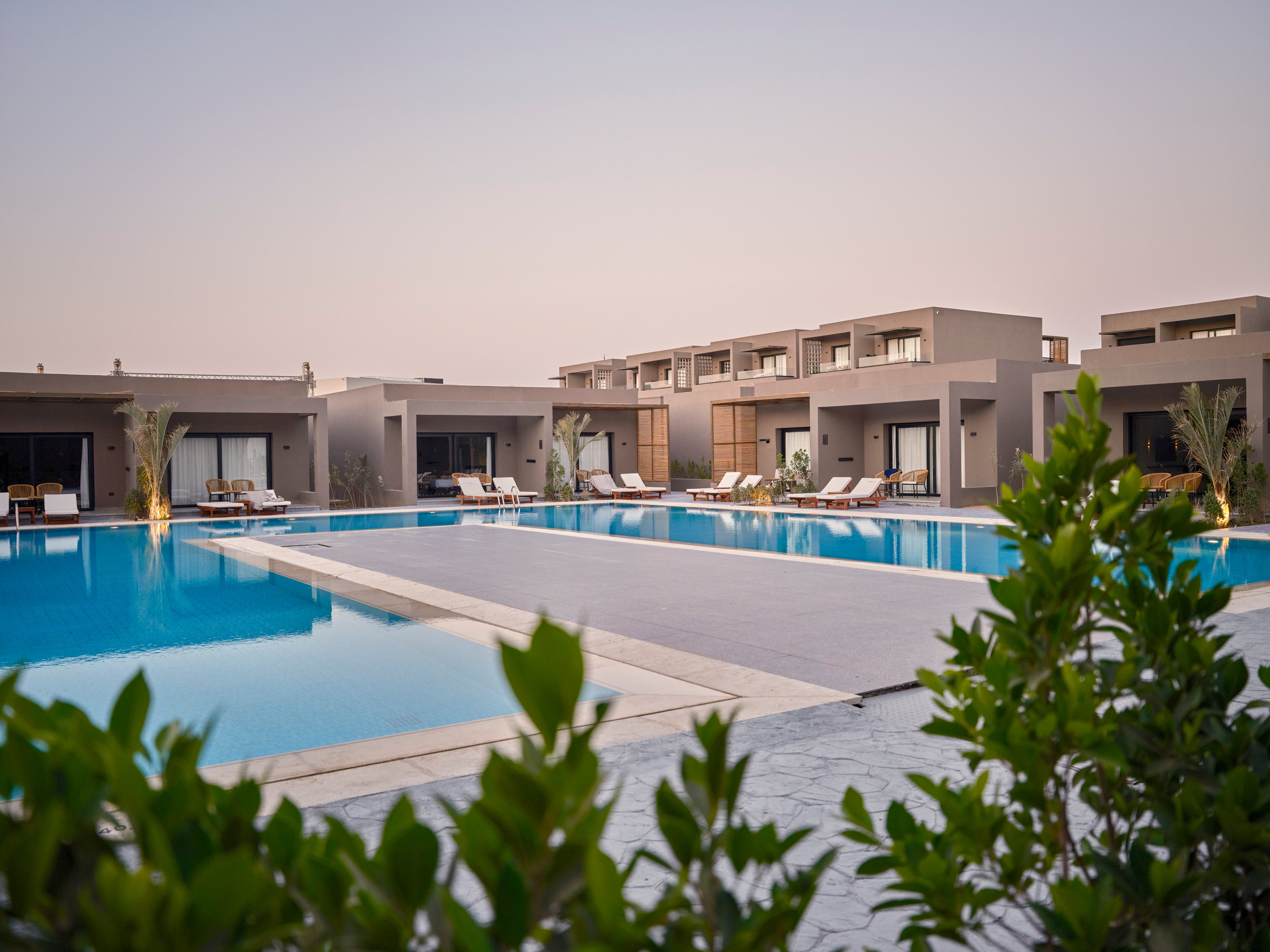 Aldiana Hotel mit Pool und Liegen, sonniges Urlaubsambiente, entspannter Lifestyle