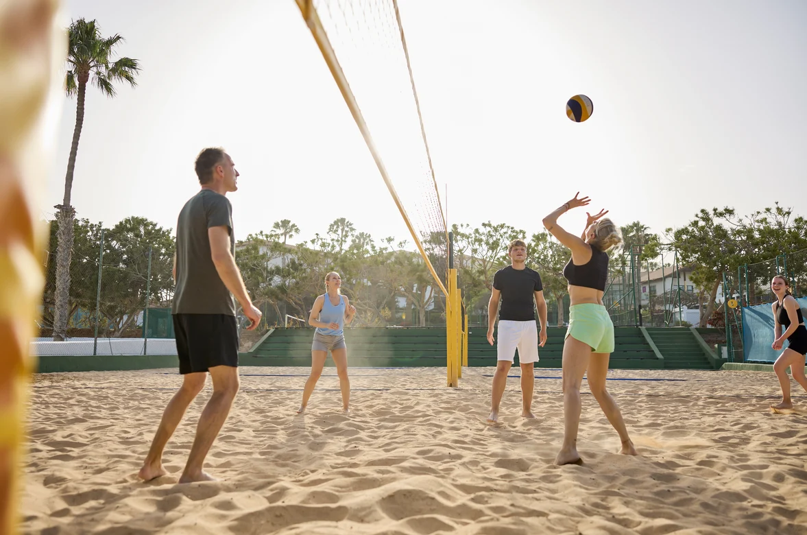 Personen am Beachvolleyball spielen