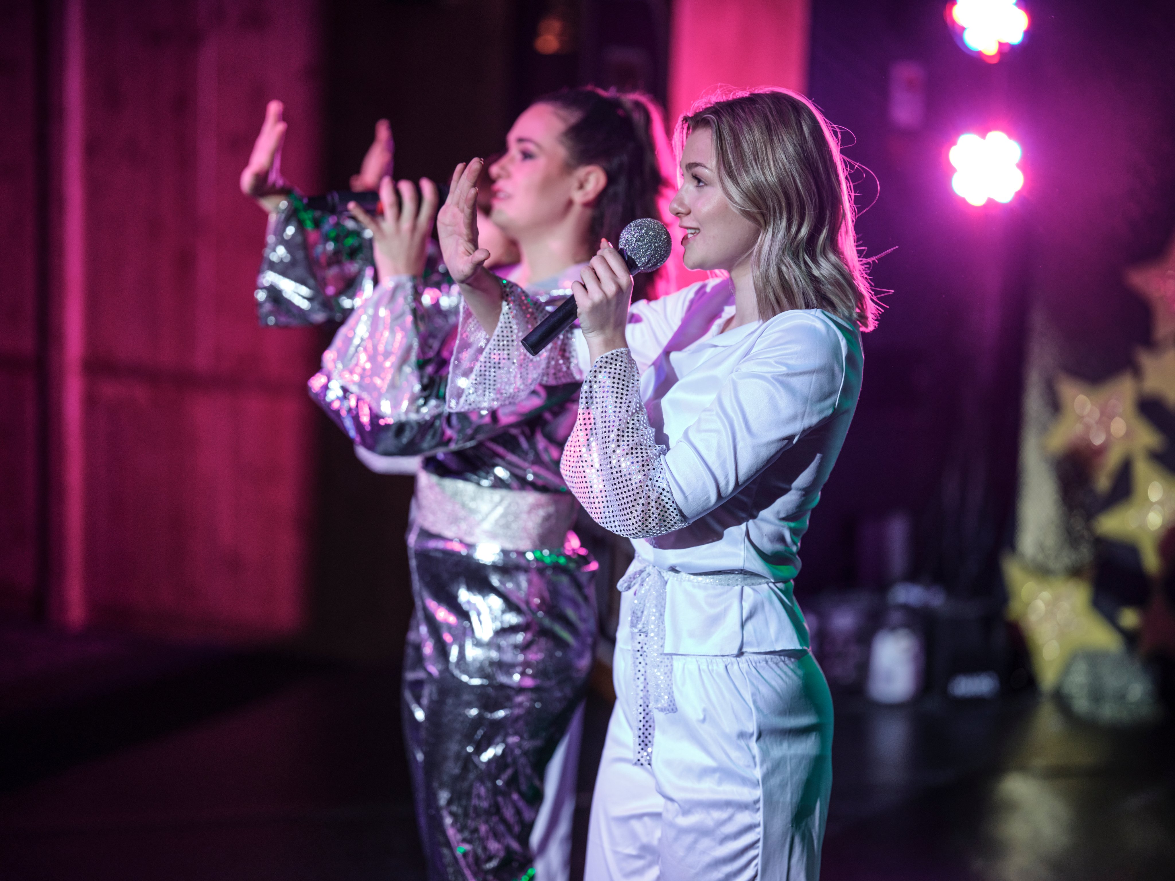 Zwei Frauen beim Karaoke im Premium Cluburlaub bei Aldiana, Unterhaltung pur