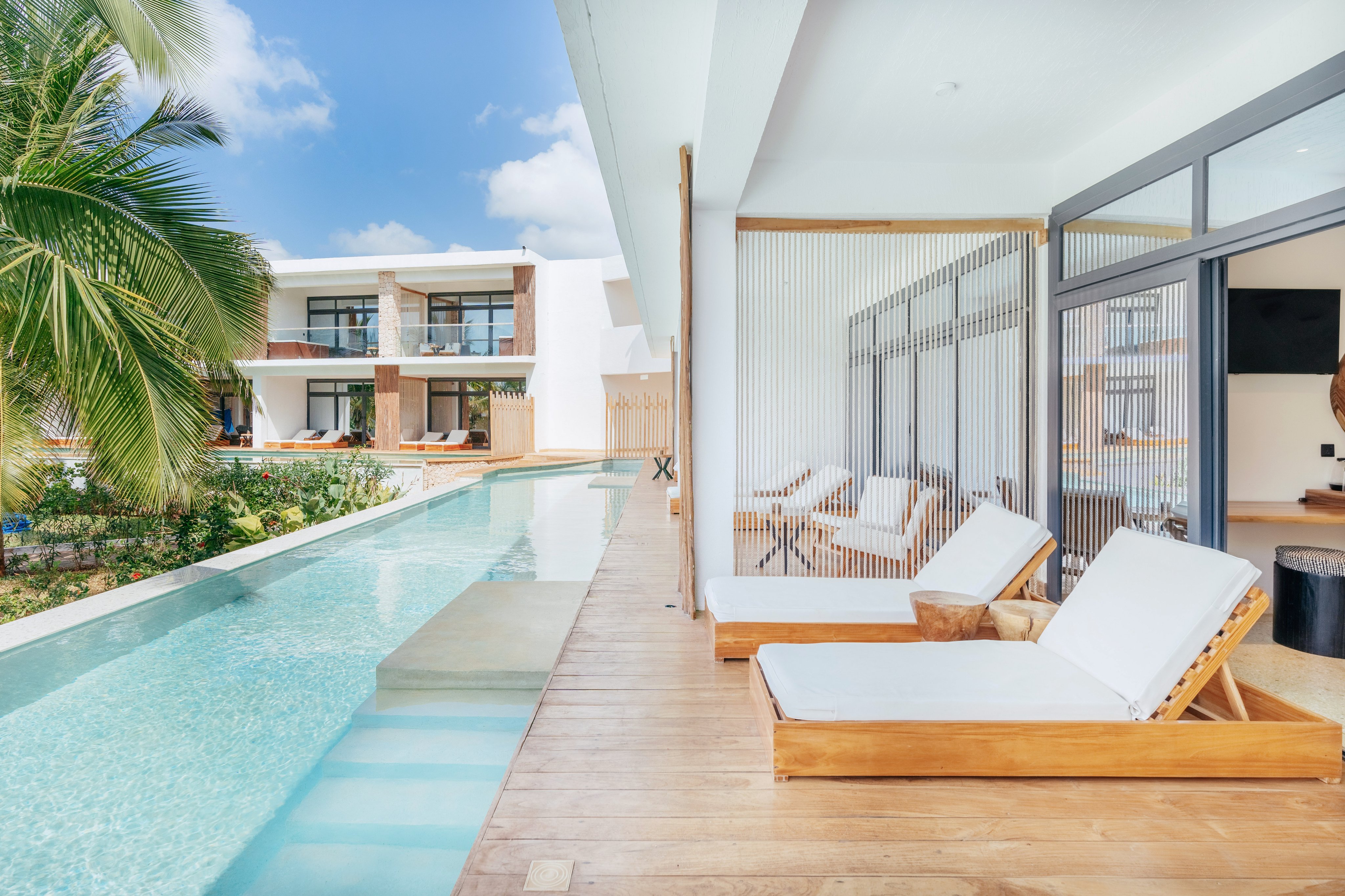 Blick auf den Infinity-Pool und luxuriöse Hotelzimmer bei Aldiana in sonniger Lage