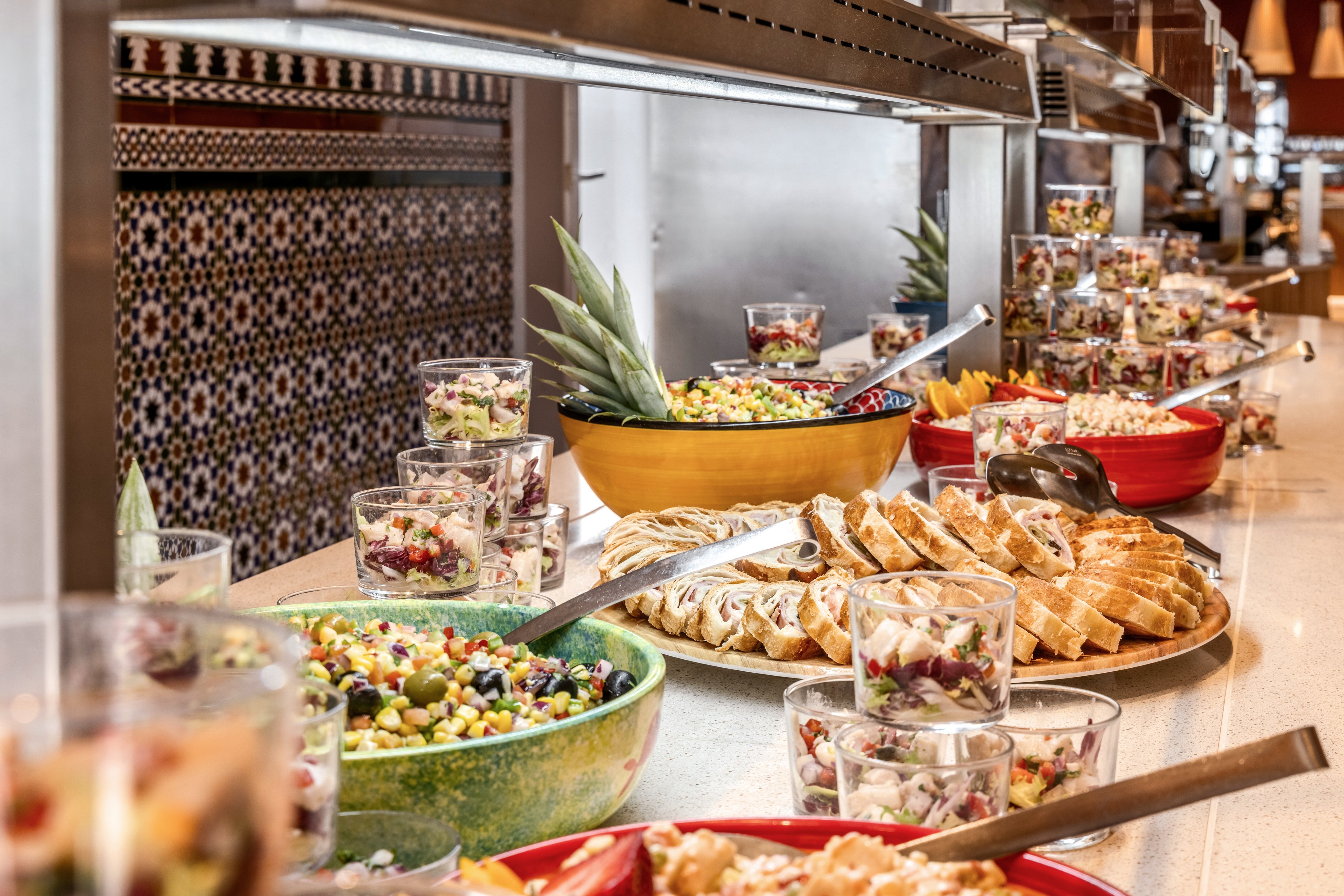 Buntes Buffet mit Salaten, Brot und Desserts in einem hochwertigen Cluburlaub.