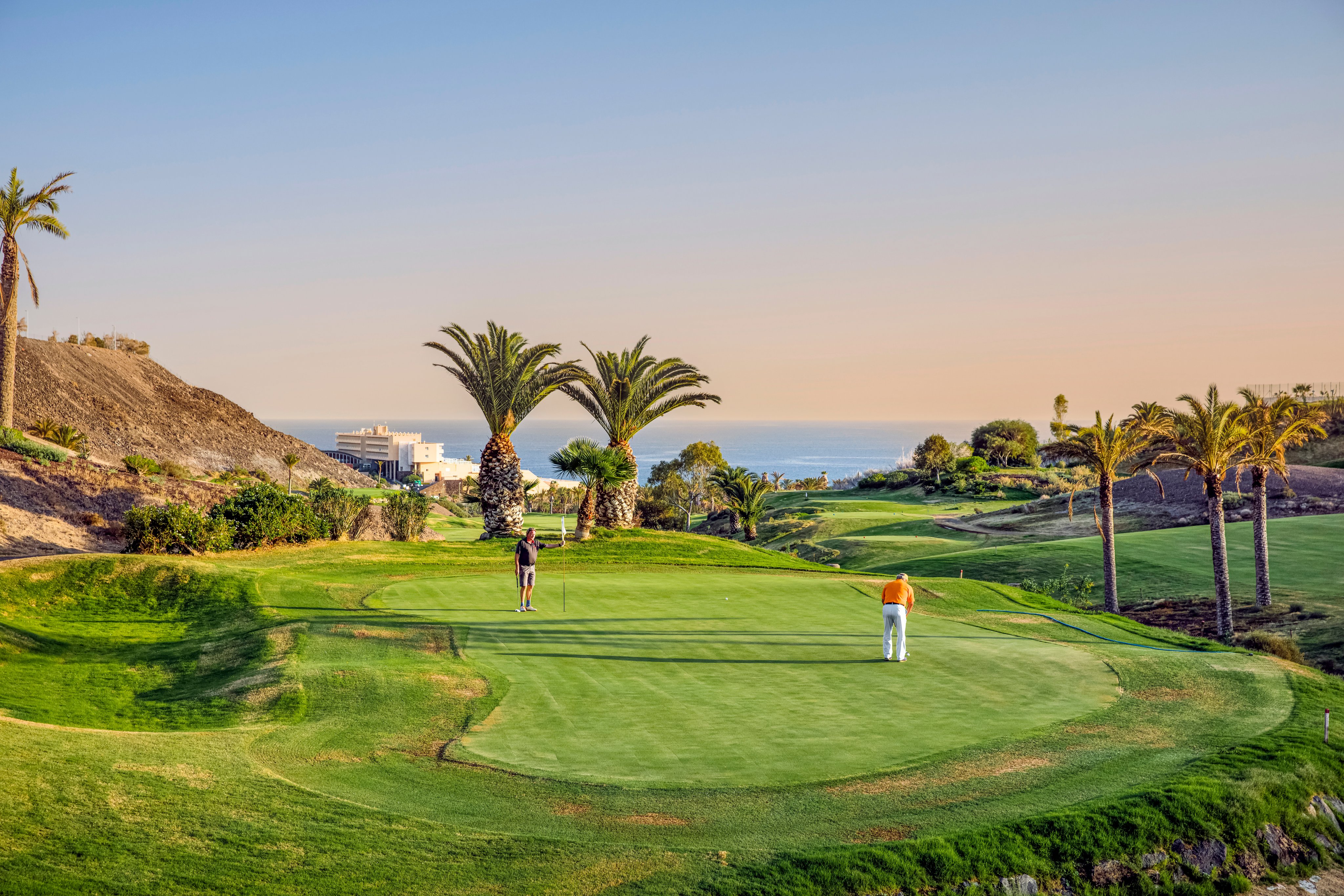 Golfplatz mit Palmen bei Sonnenuntergang bei Aldiana, Premium Cluburlaub in entspannter Atmosphäre