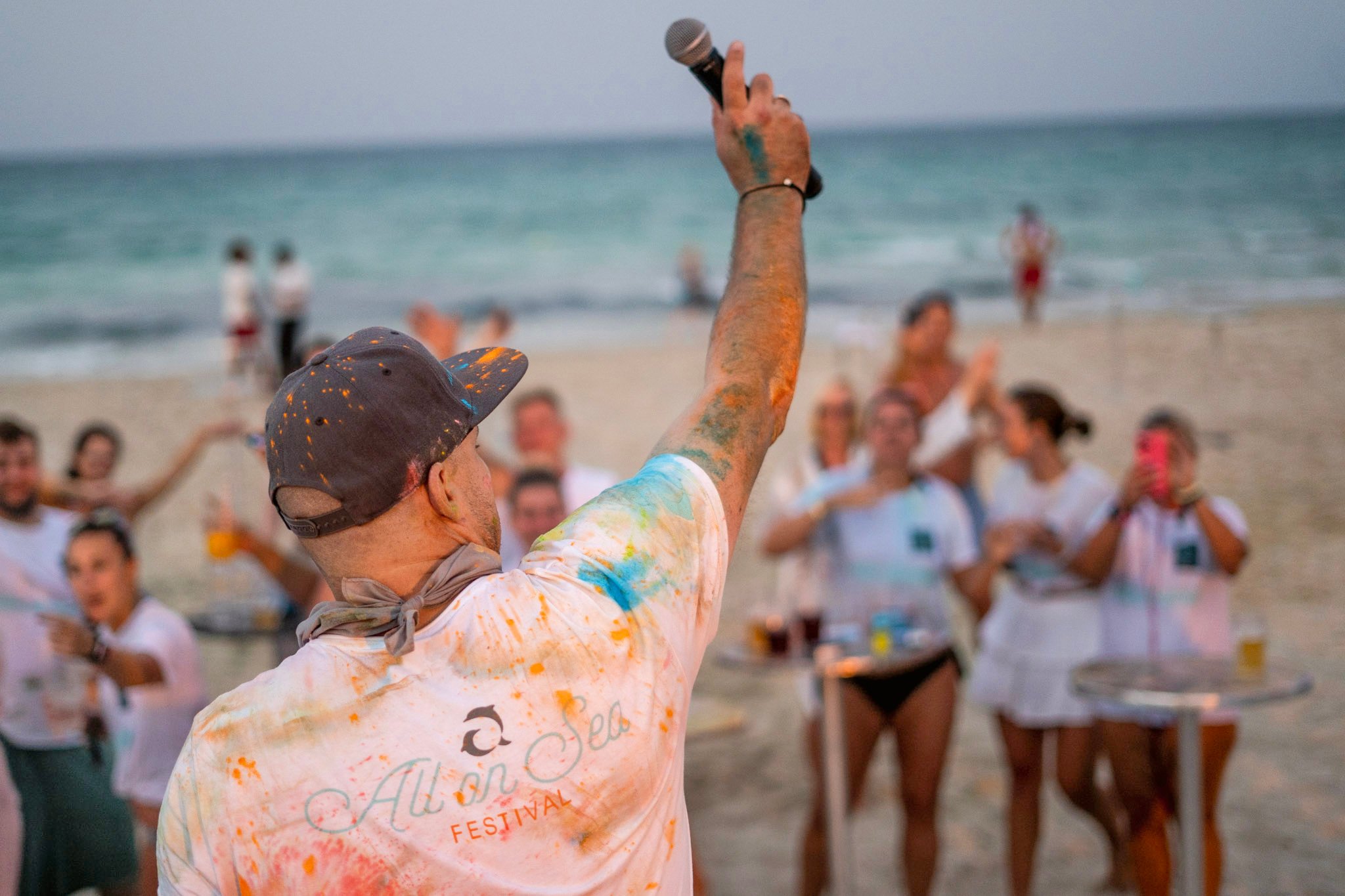 Person beim Strand mit Mikrofon, feierliche Atmosphäre bei Aldiana Premium Cluburlaub