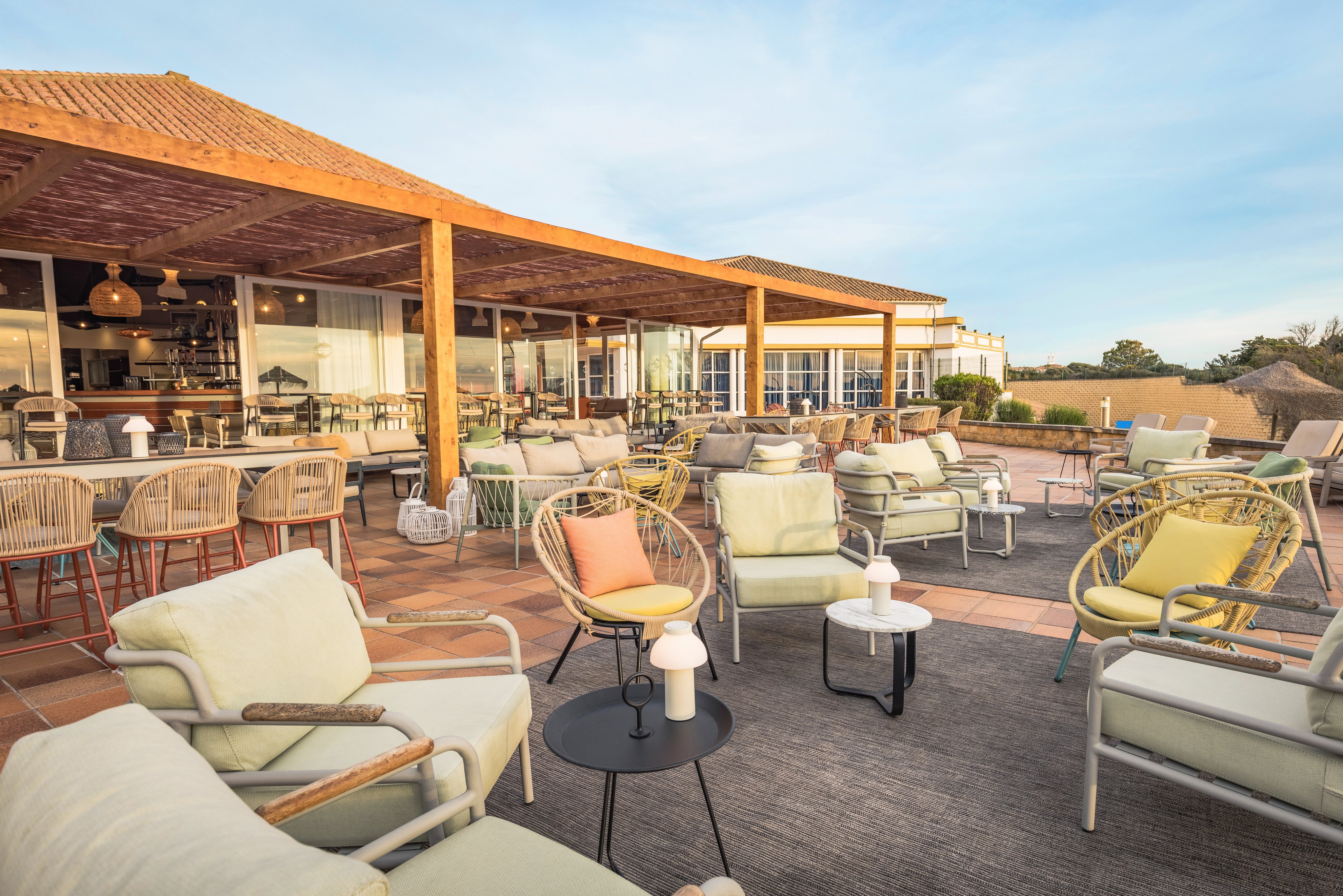Helle loungige Terrasse bei Aldiana mit bequemen Sitzmöbeln und Blick auf den Himmel