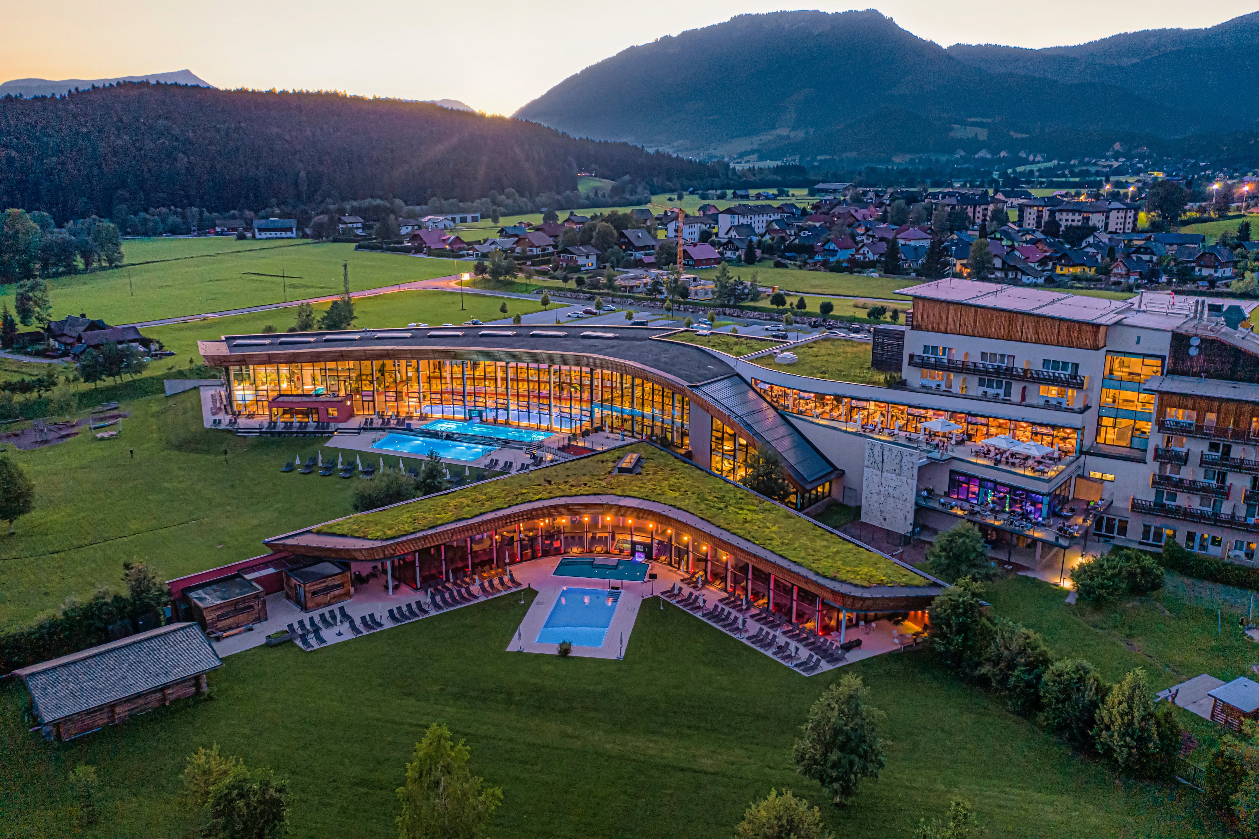 Aldiana Premium Cluburlaub Hotel mit Pool, Garten und Blick auf Berge bei Sonnenuntergang