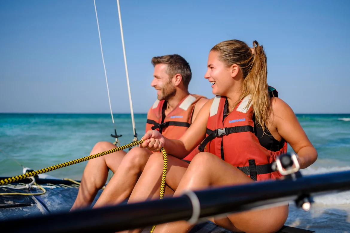 Pärchen beim Segeln auf Djerba