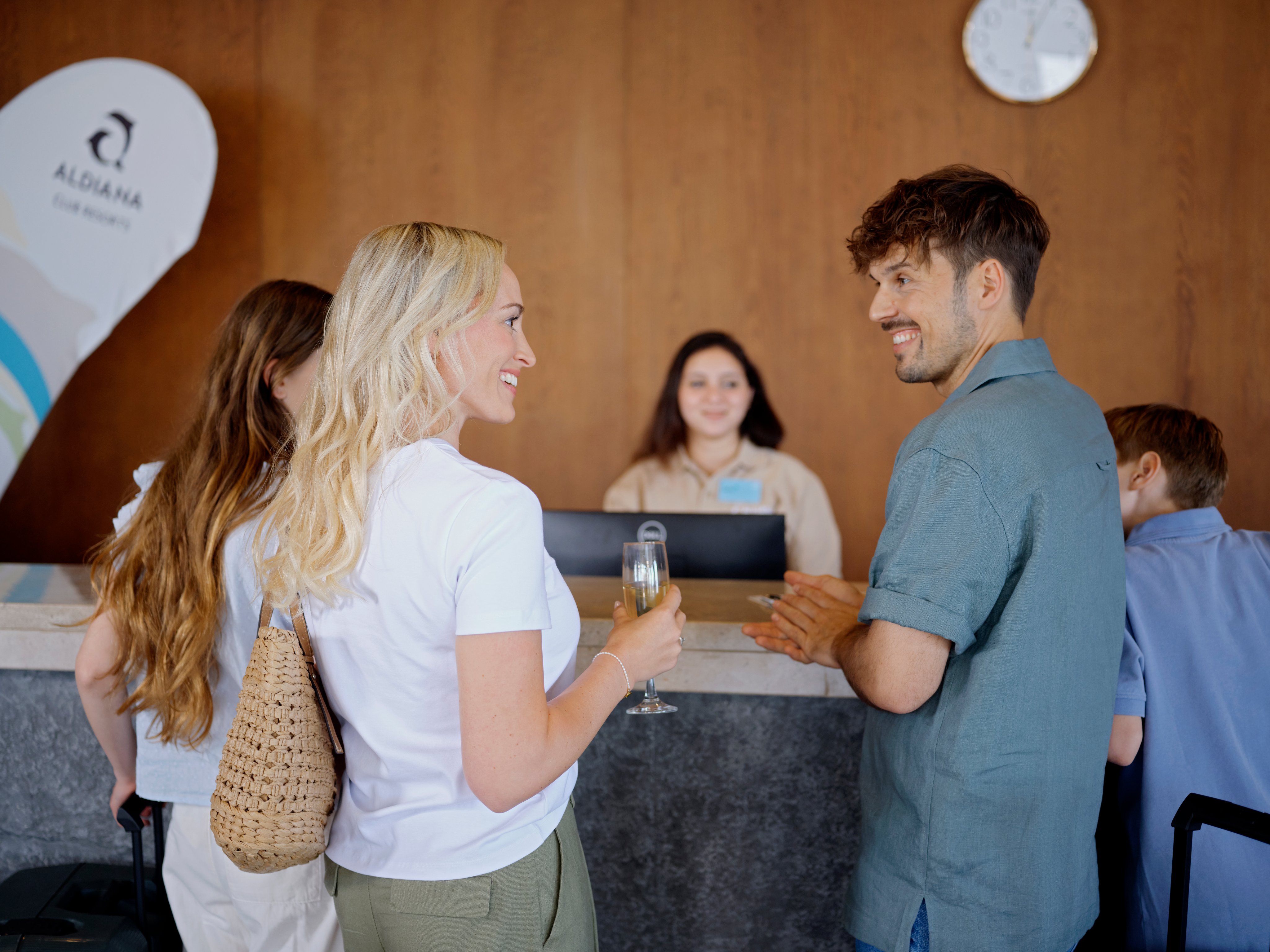 Zwei Menschen sprechen an der Rezeption eines Aldiana Premium Cluburlaubs.