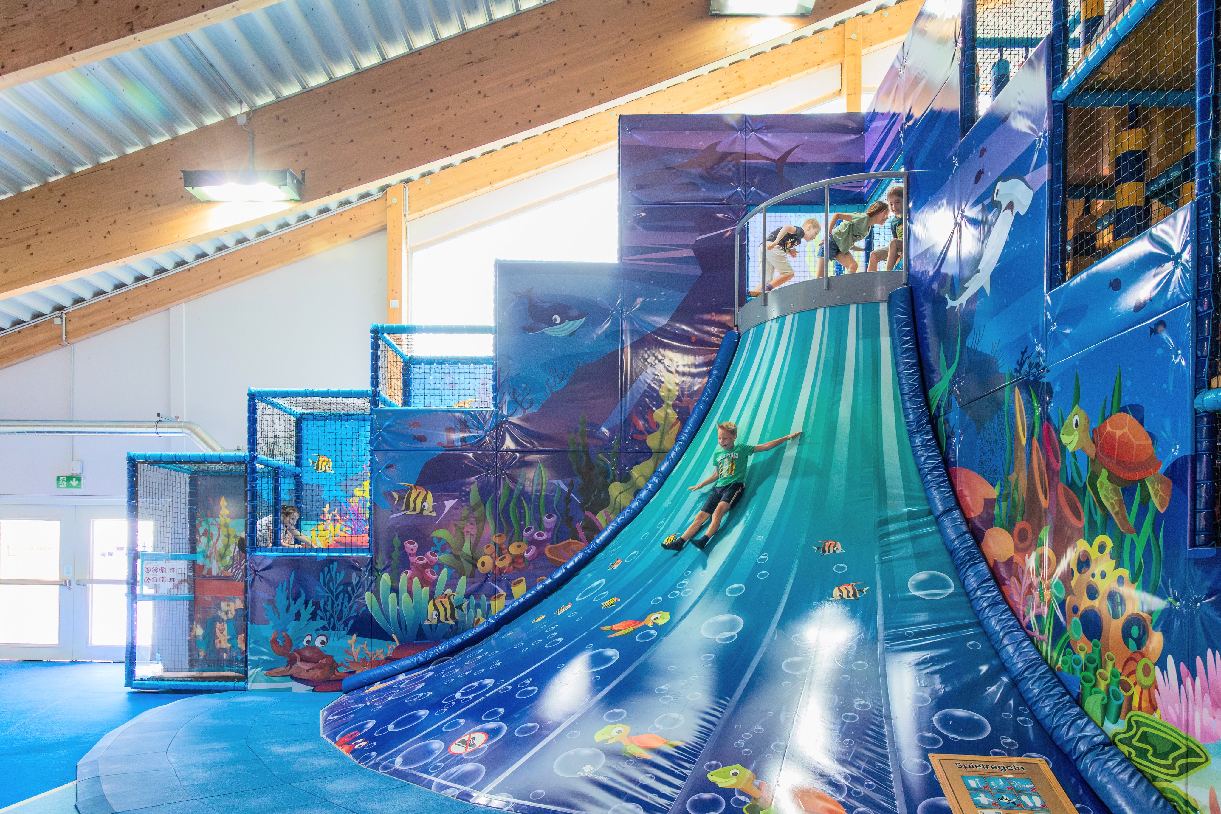 Bilder eines Aldiana Premium Cluburlaubs Wasserparks mit Rutsche und bunten Meeresmotiven