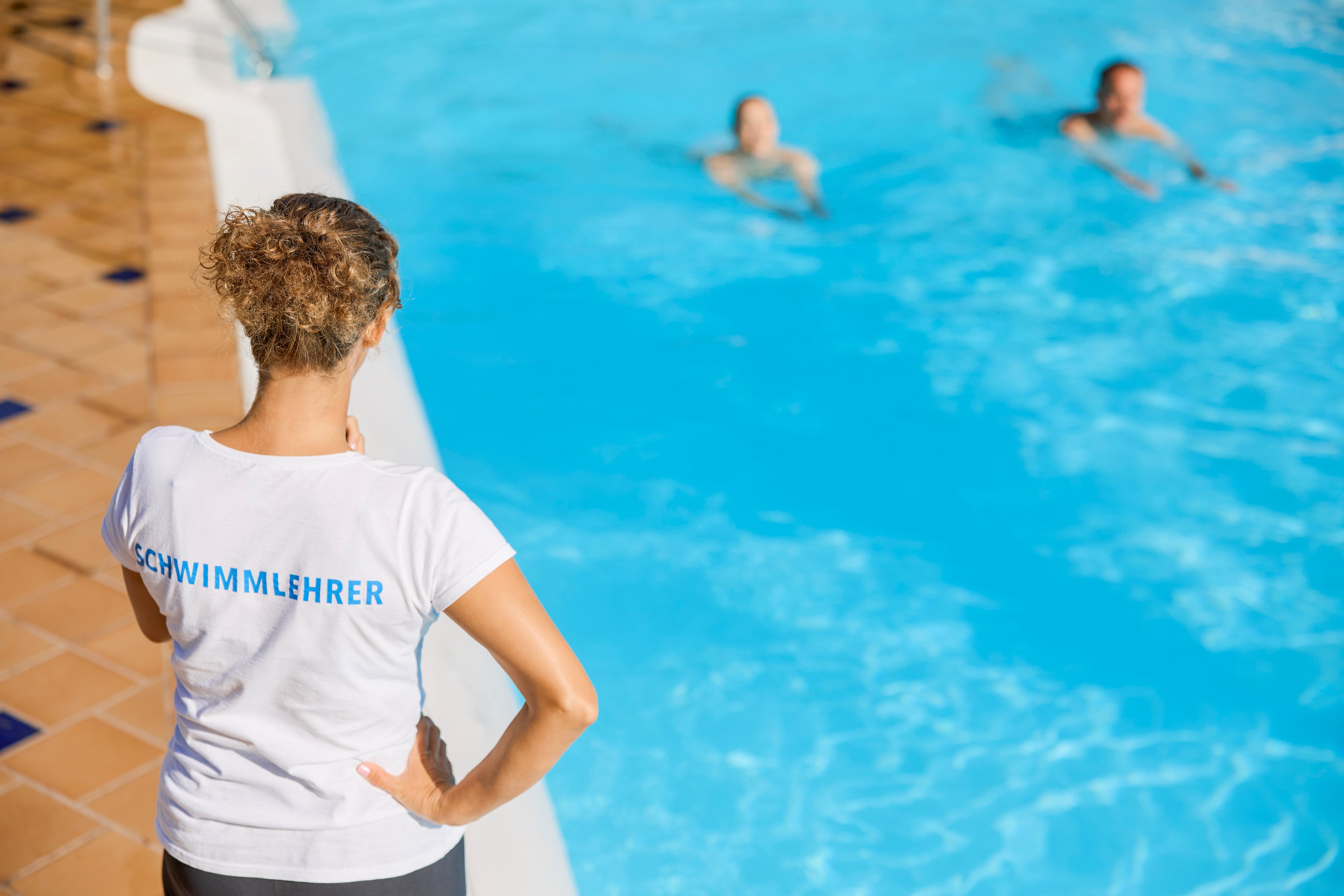Menschen beim Schwimmen im Pool bei Aldiana, Premium Cluburlaub in entspannter Atmosphäre