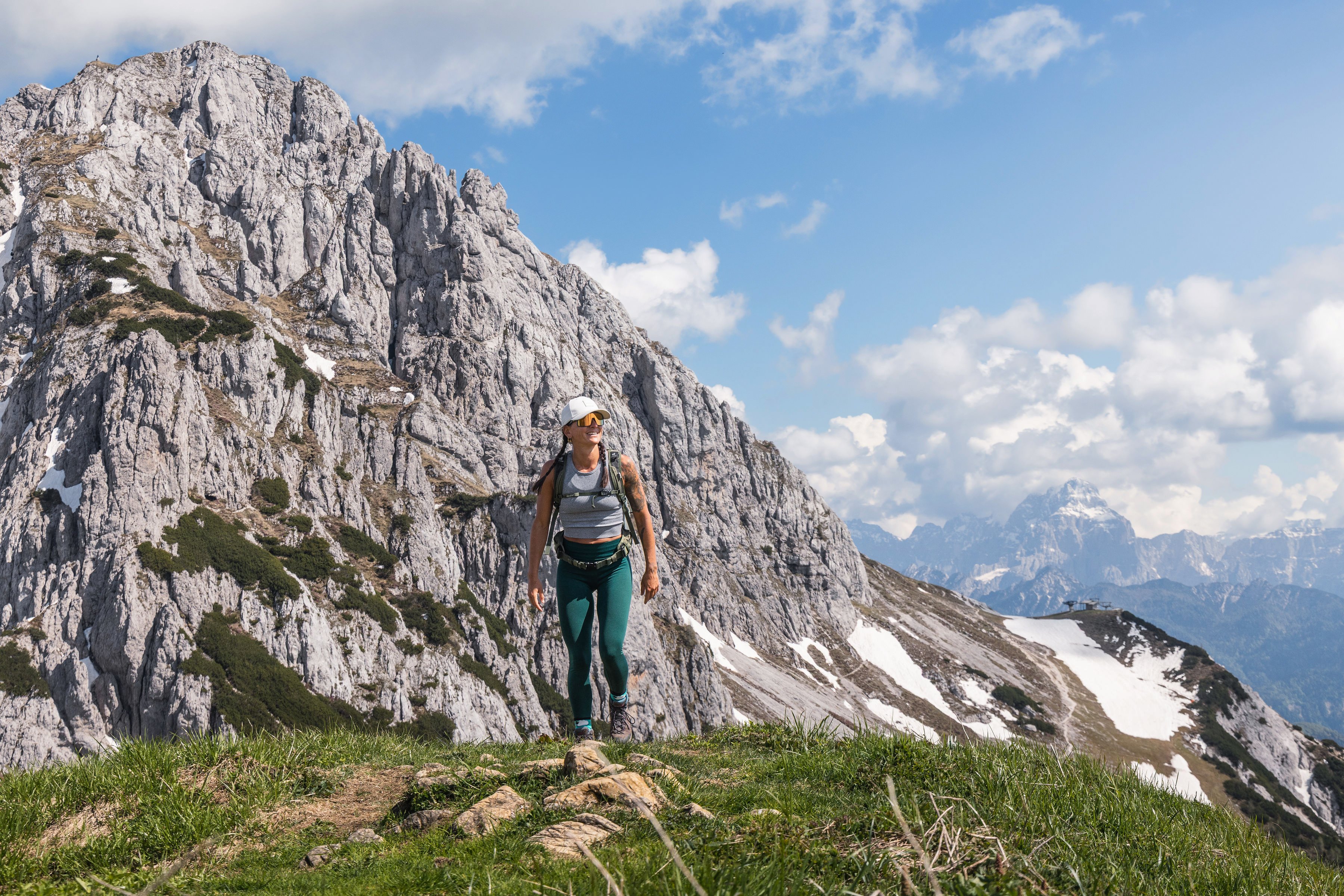 Eine Frau wandert in den Bergen mit großartigem Blick auf die Natur und den Himmel