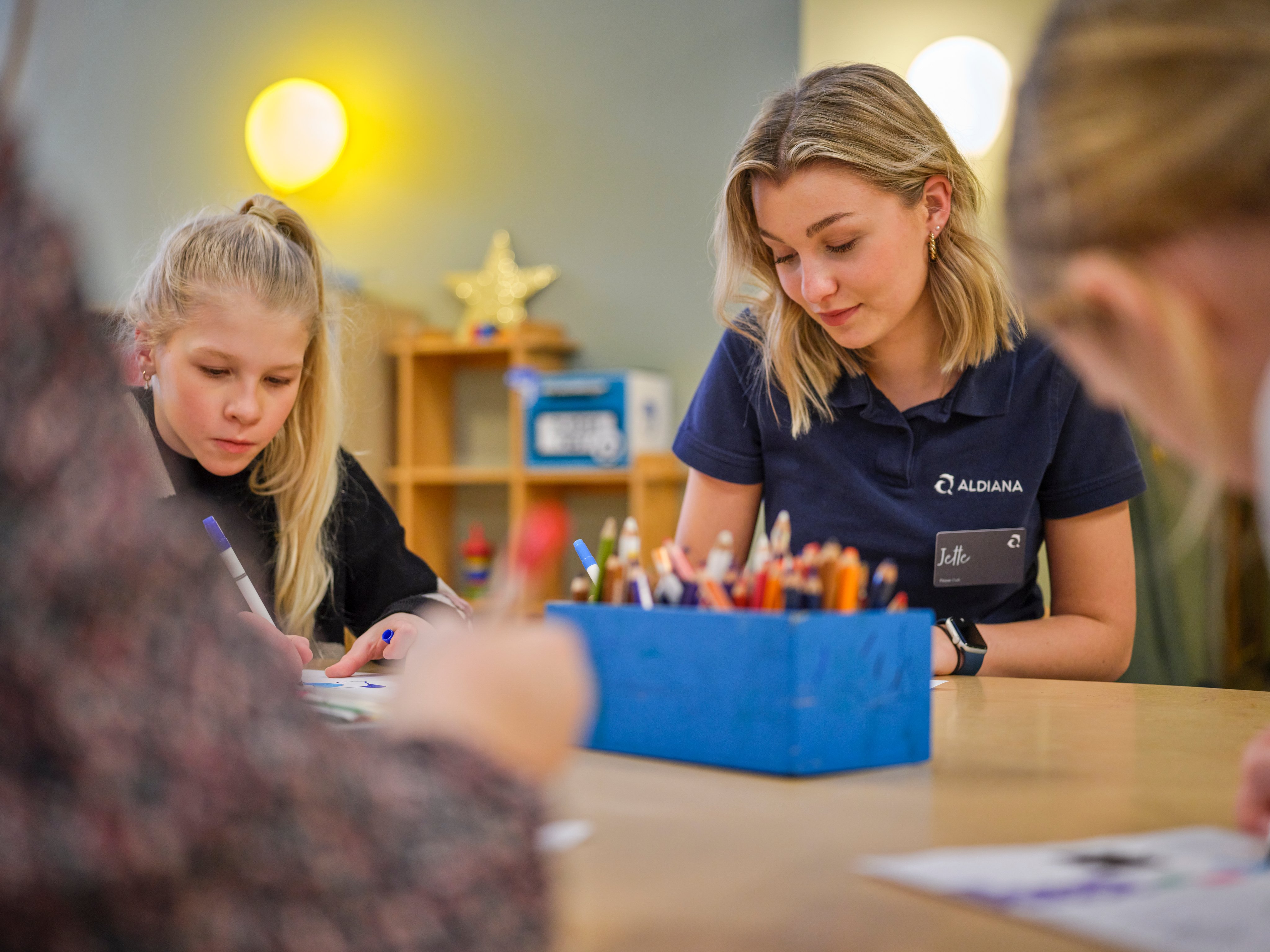 Zwei Kinder beim kreativen Malen in einem Aldiana Premium Cluburlaub.