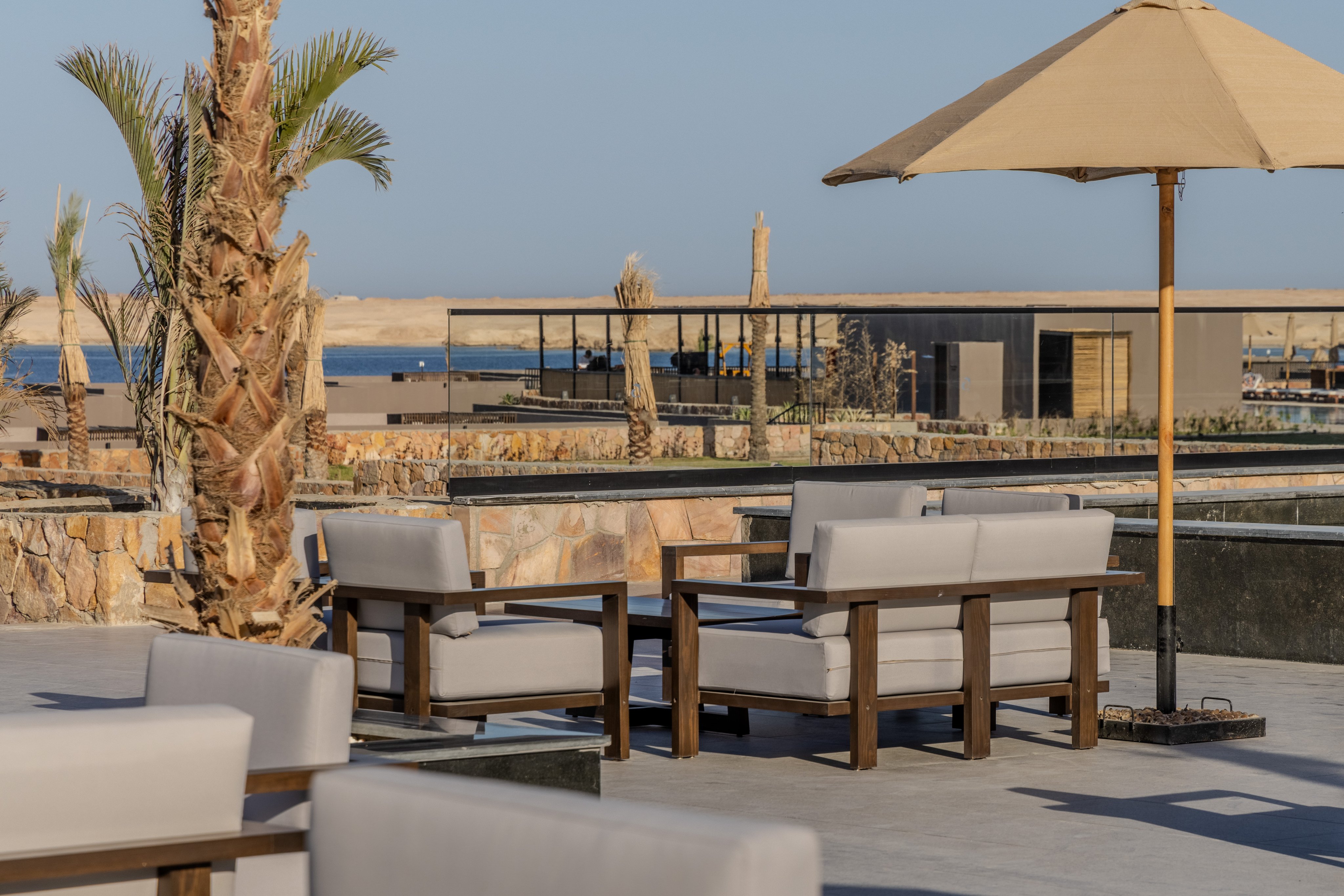 Lobbybereich mit Blick auf das Meer 